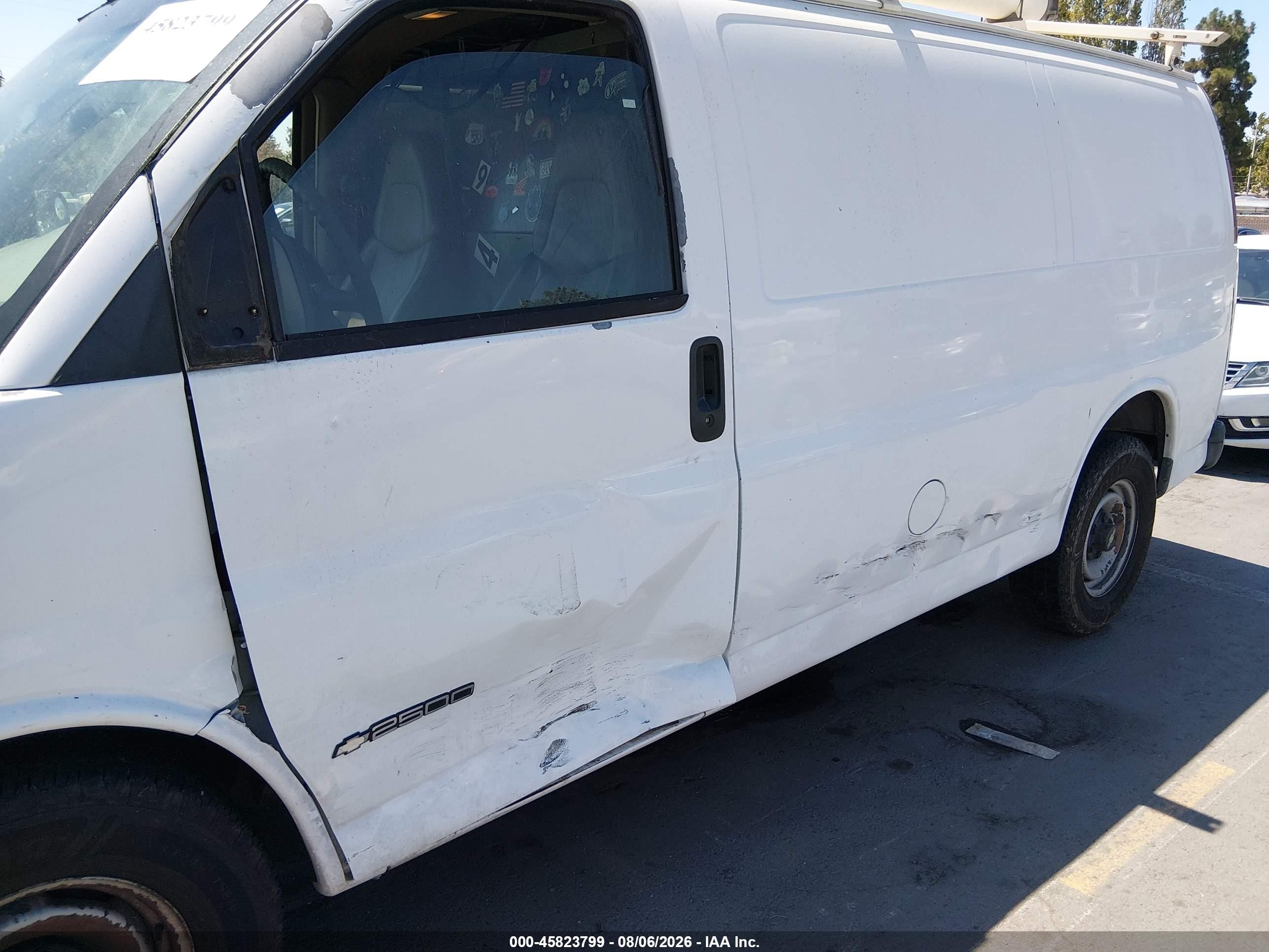 2000 Chevrolet Express   White vin: 1GCFG25W8Y1138096