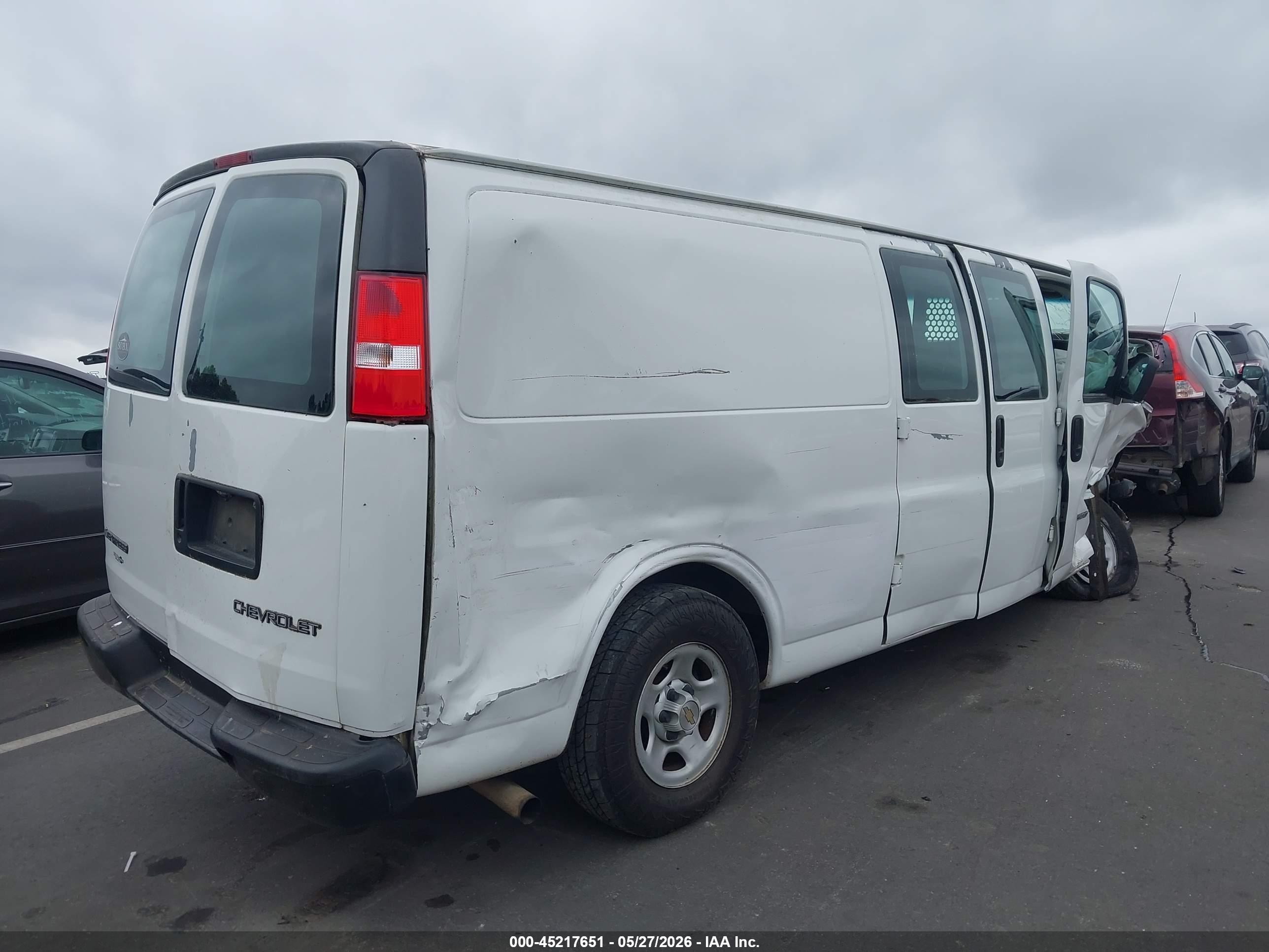 2004 Chevrolet Express   White vin: 1GCFG29T041245802