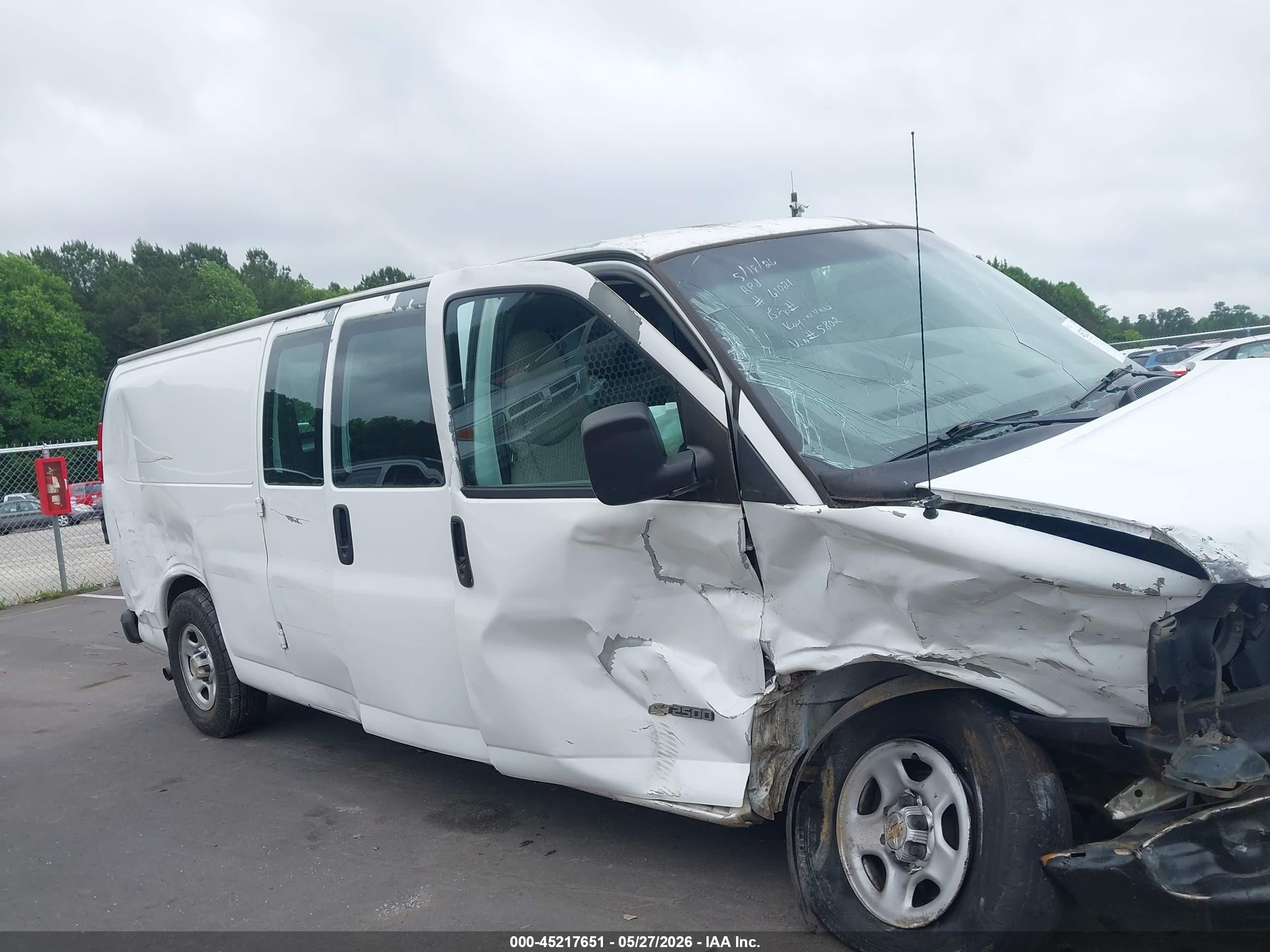 2004 Chevrolet Express   White vin: 1GCFG29T041245802
