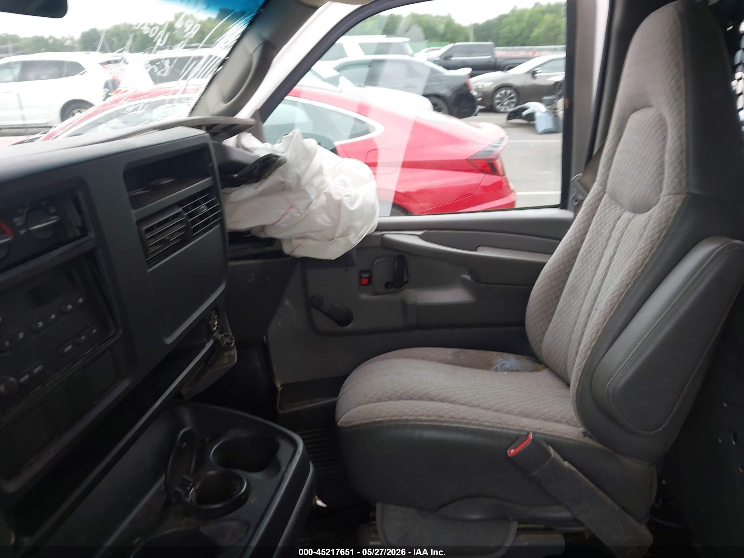 2004 Chevrolet Express   White vin: 1GCFG29T041245802