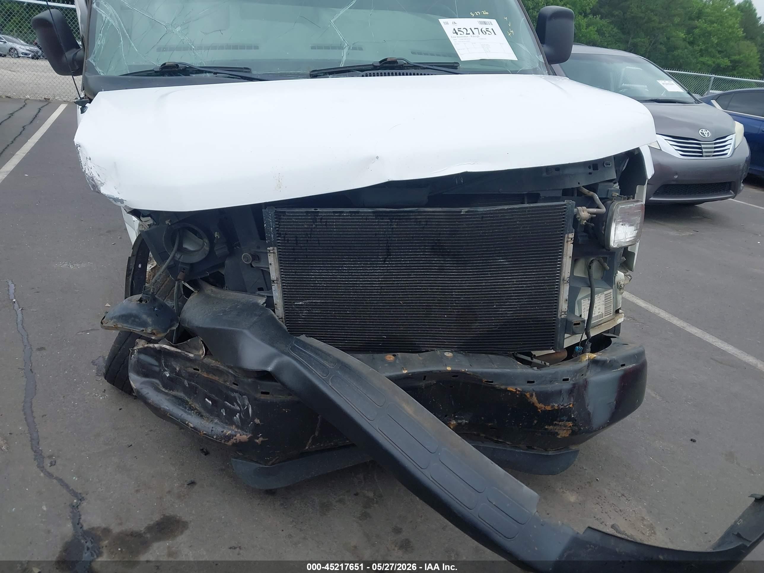 2004 Chevrolet Express   White vin: 1GCFG29T041245802