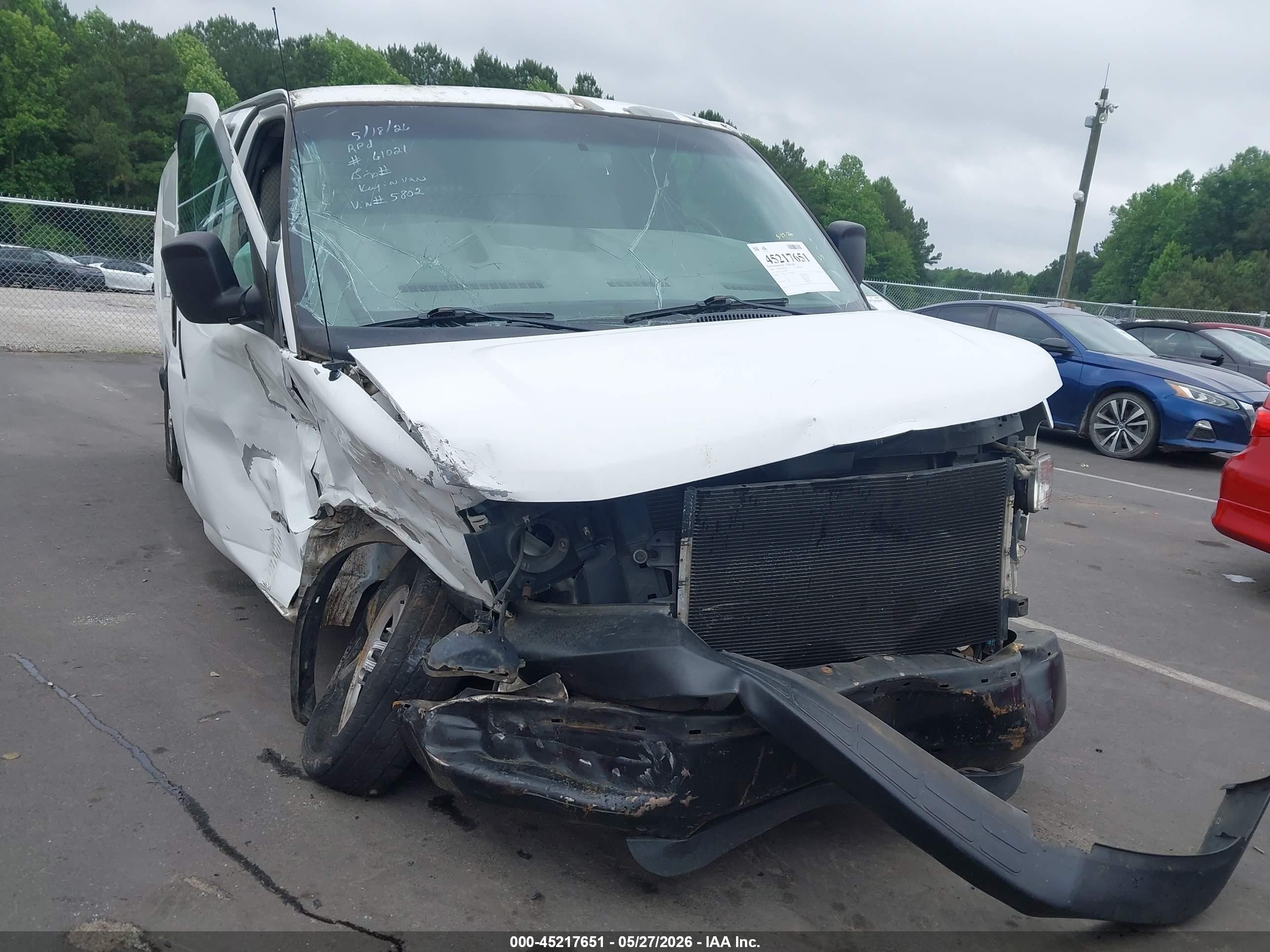 2004 Chevrolet Express   White vin: 1GCFG29T041245802
