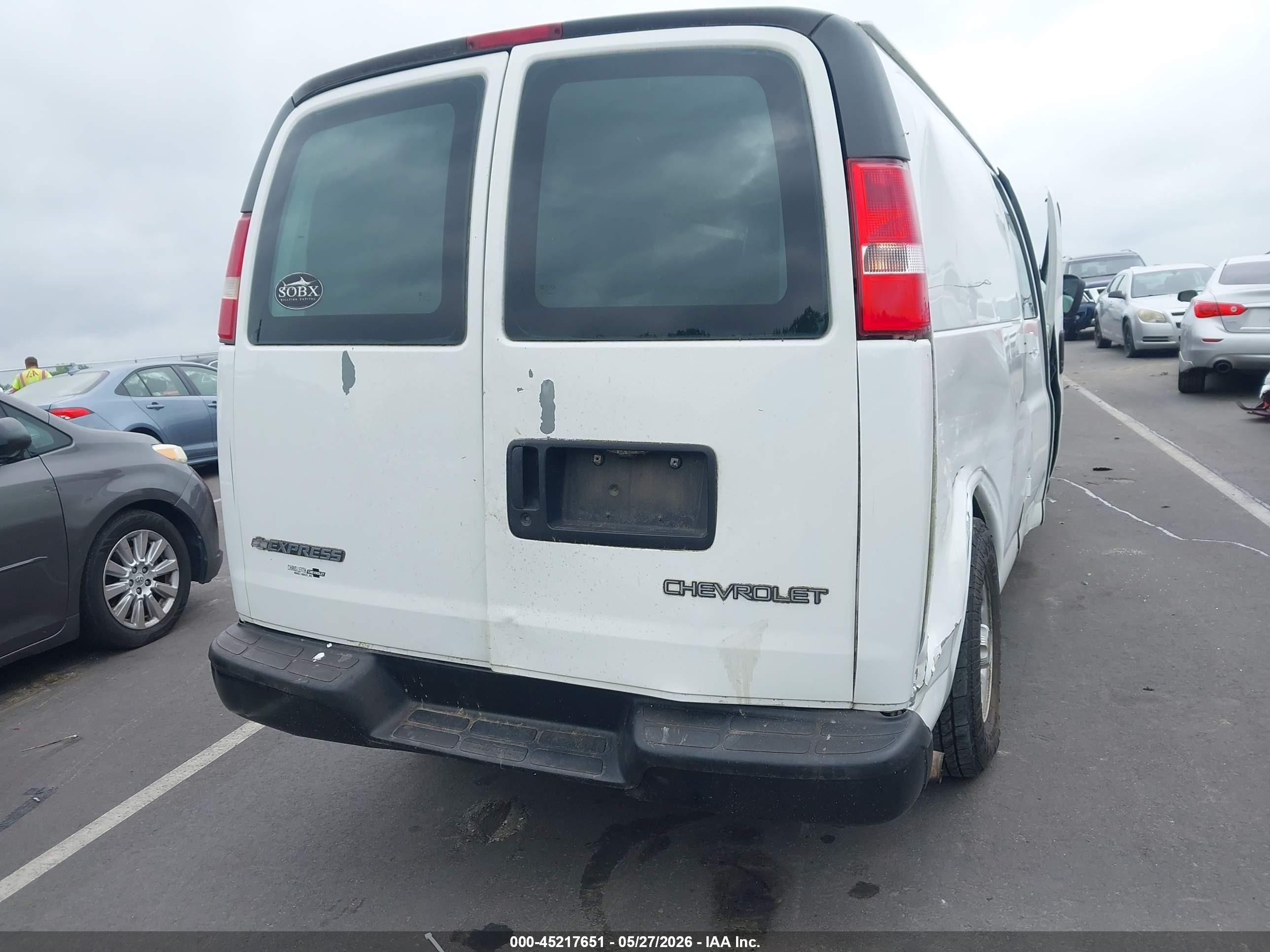 2004 Chevrolet Express   White vin: 1GCFG29T041245802