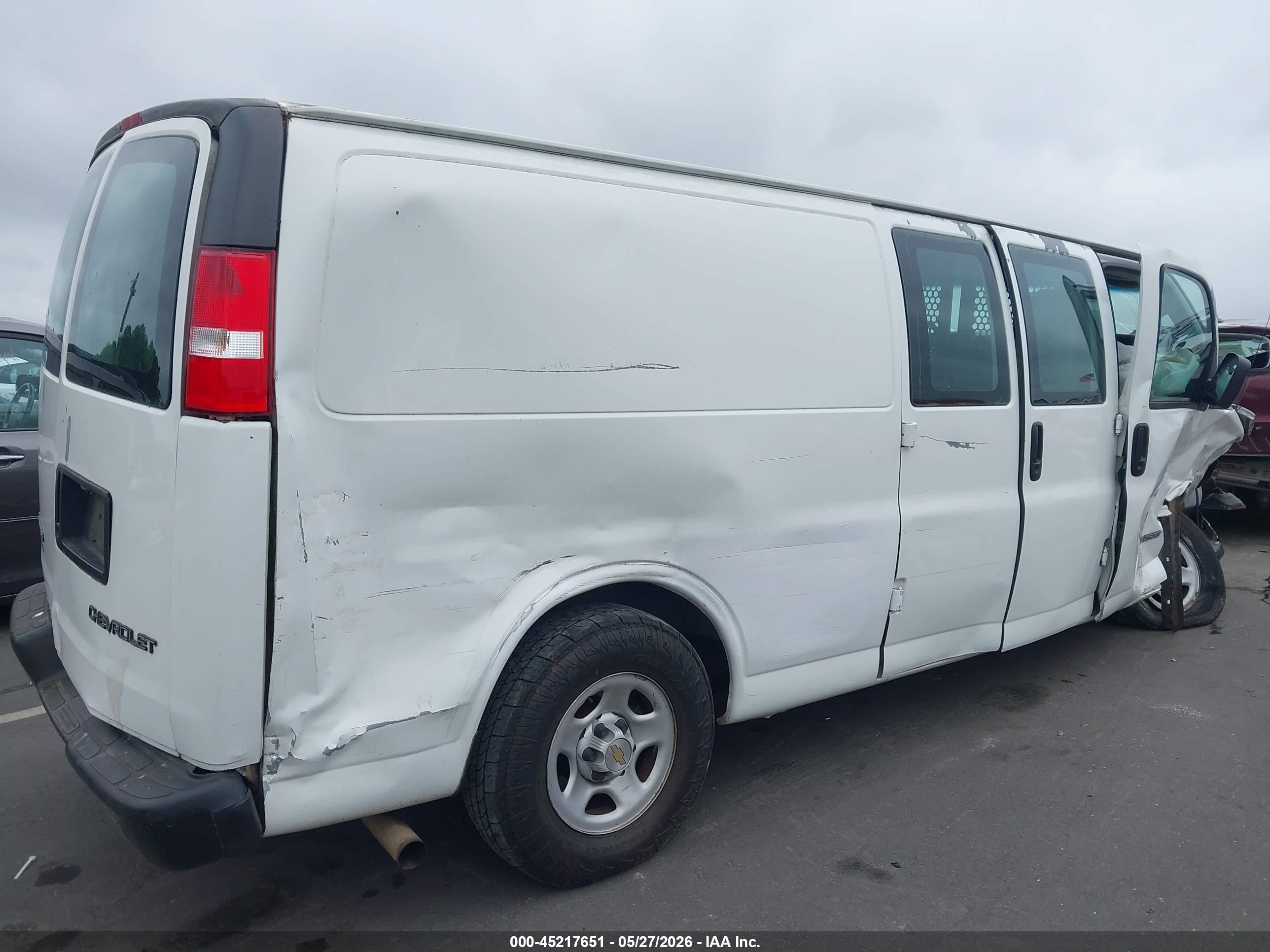 2004 Chevrolet Express   White vin: 1GCFG29T041245802