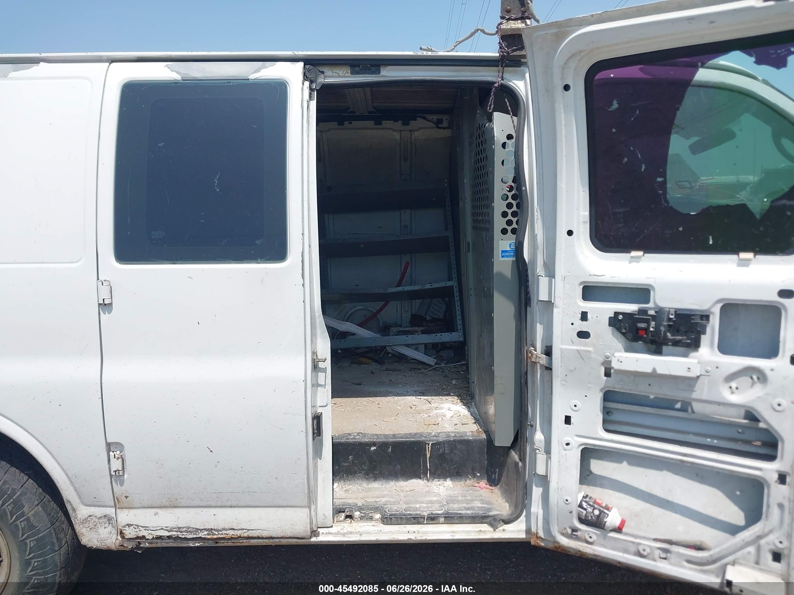 2005 Chevrolet Express   Белый vin: 1GCFH15T551187264