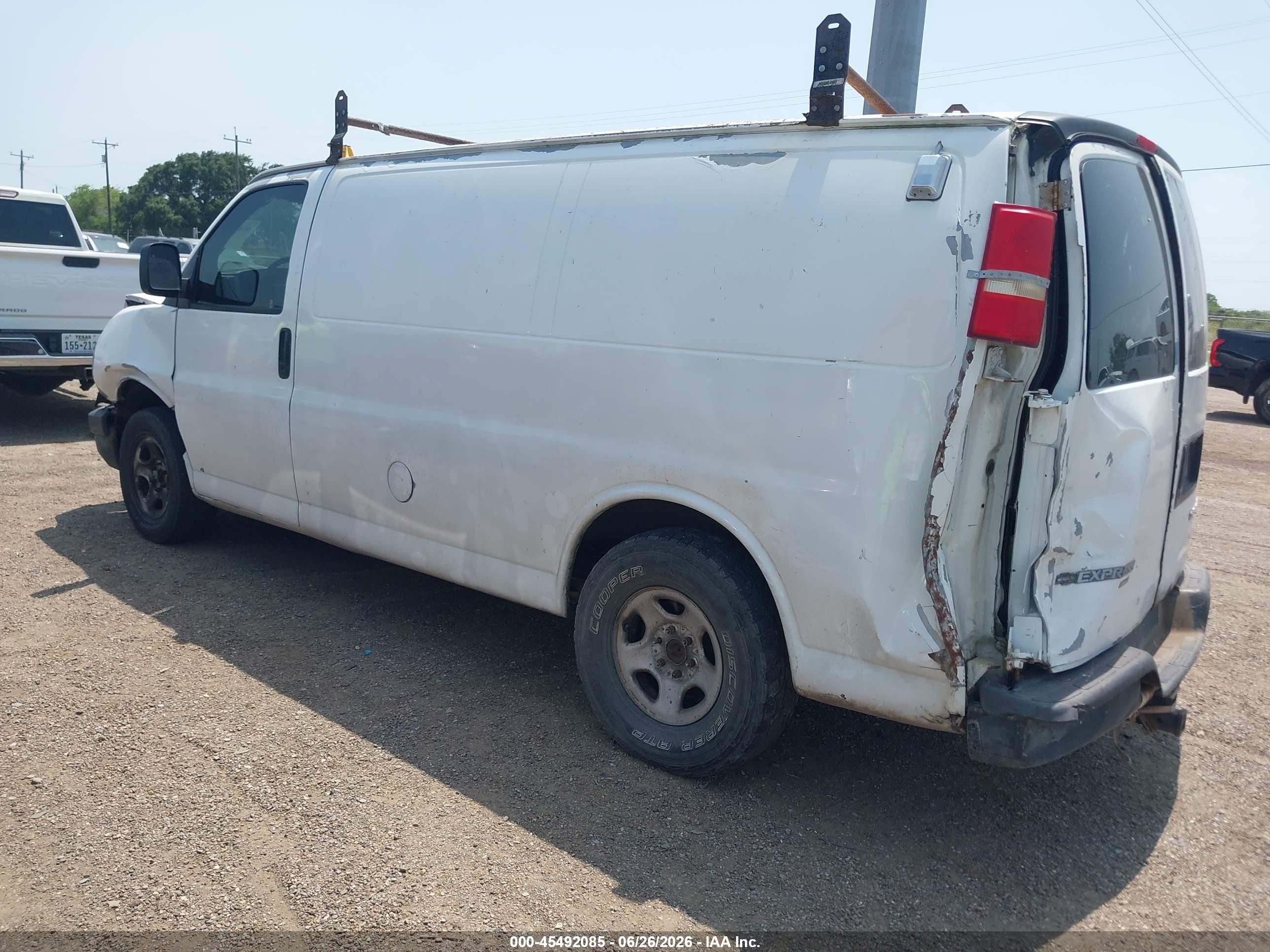 2005 Chevrolet Express   Белый vin: 1GCFH15T551187264