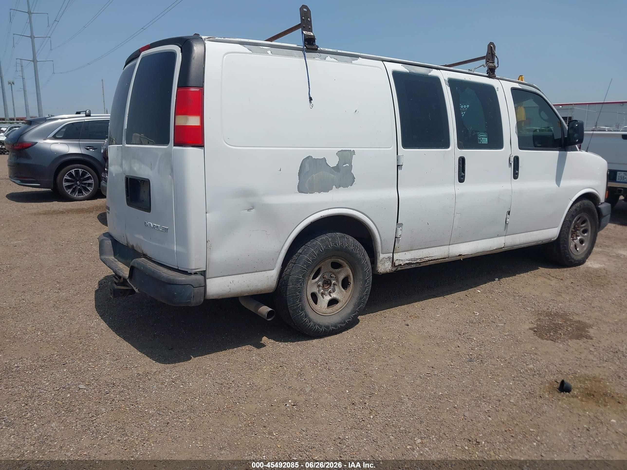 2005 Chevrolet Express   Белый vin: 1GCFH15T551187264