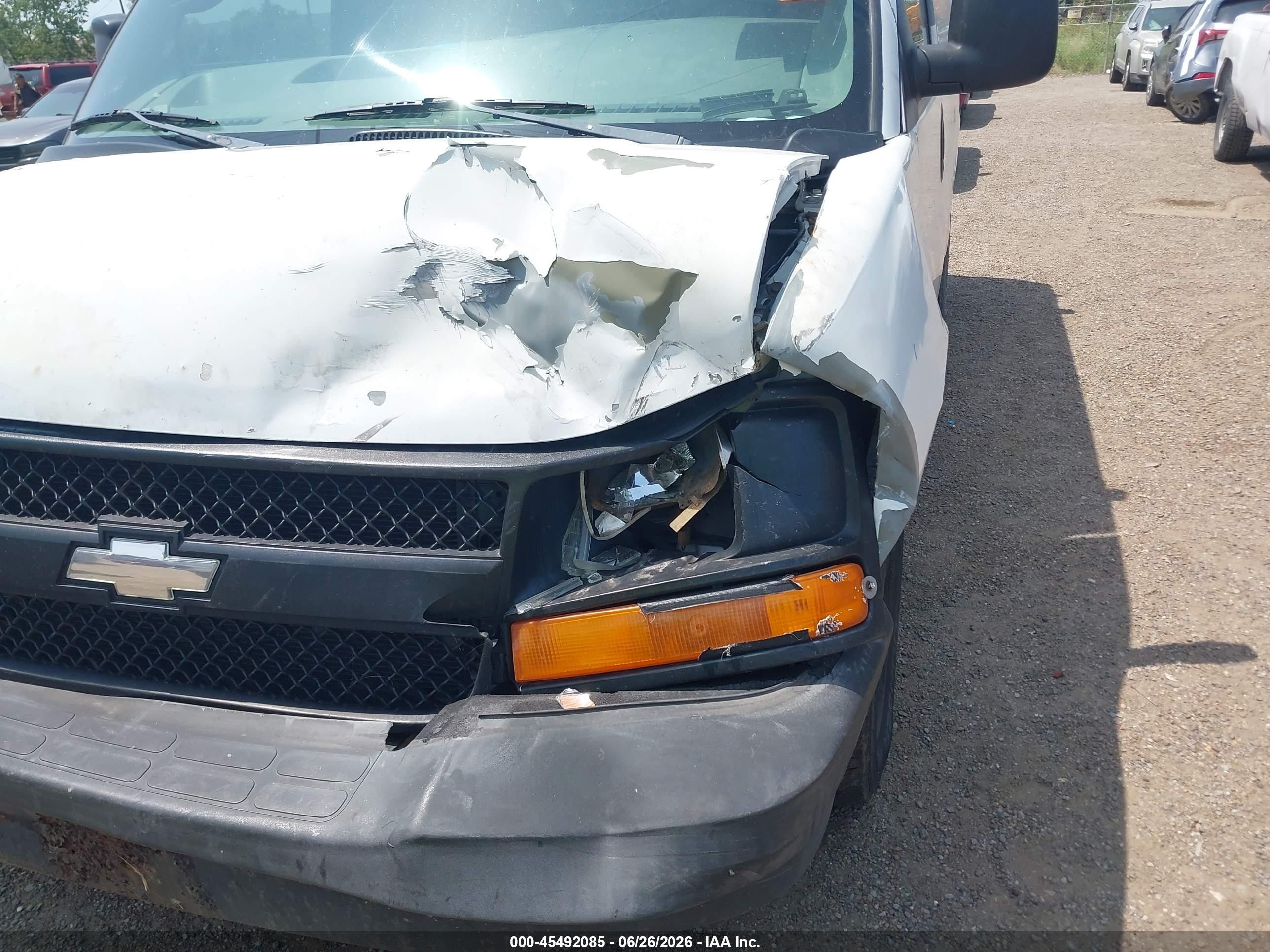 2005 Chevrolet Express   Белый vin: 1GCFH15T551187264