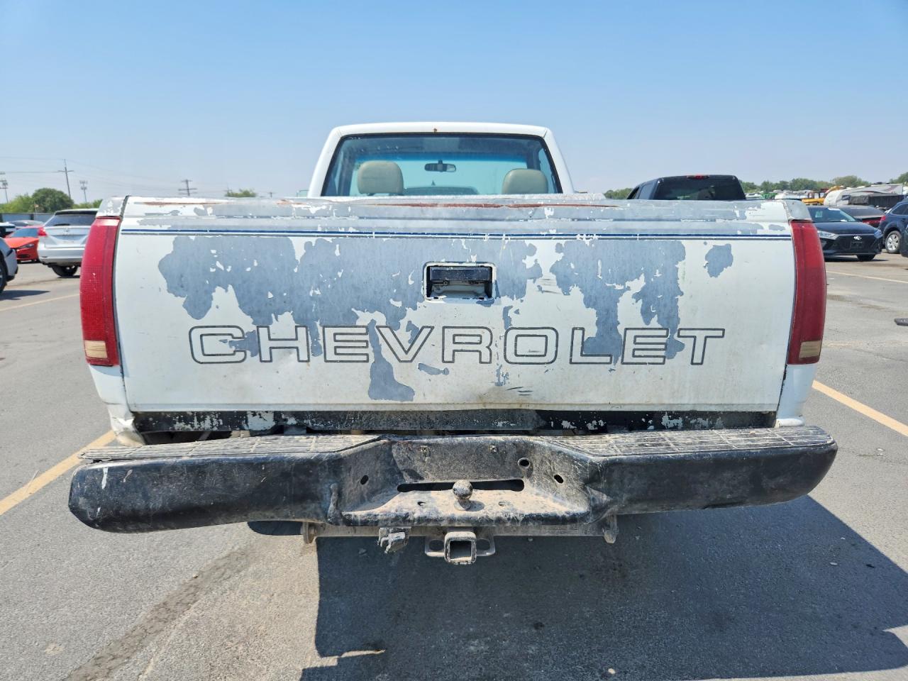 1988 Chevrolet Gmt-400 K2500 White vin: 1GCFK24K1JE124407