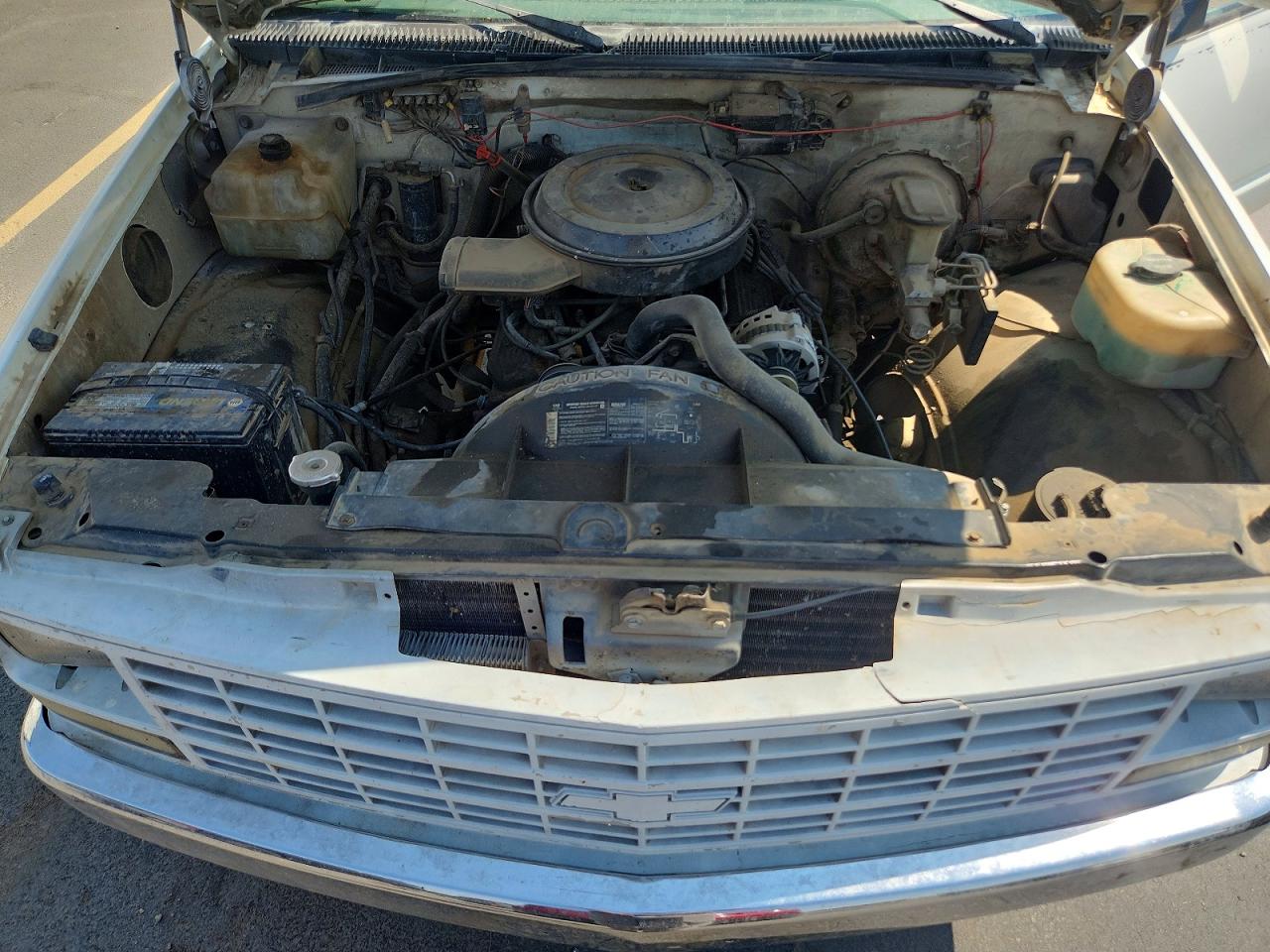 1988 Chevrolet Gmt-400 K2500 White vin: 1GCFK24K1JE124407