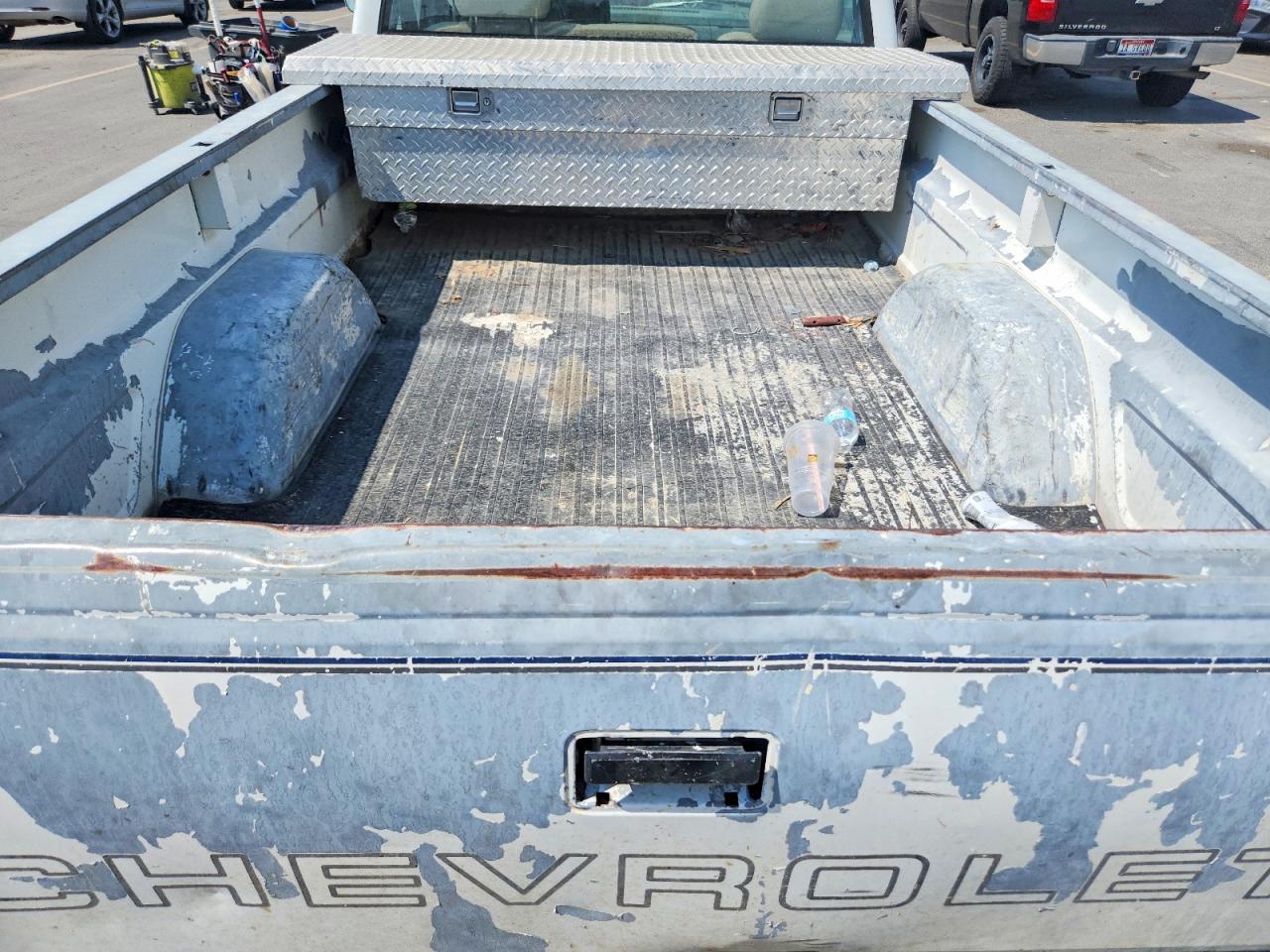 1988 Chevrolet Gmt-400 K2500 White vin: 1GCFK24K1JE124407