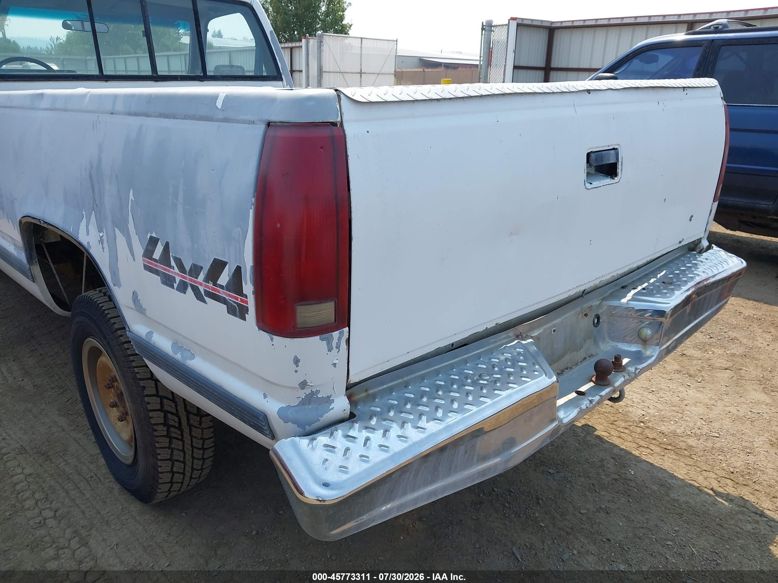 1989 Chevrolet Gmt-400 K2500 White vin: 1GCFK24K3KE179491