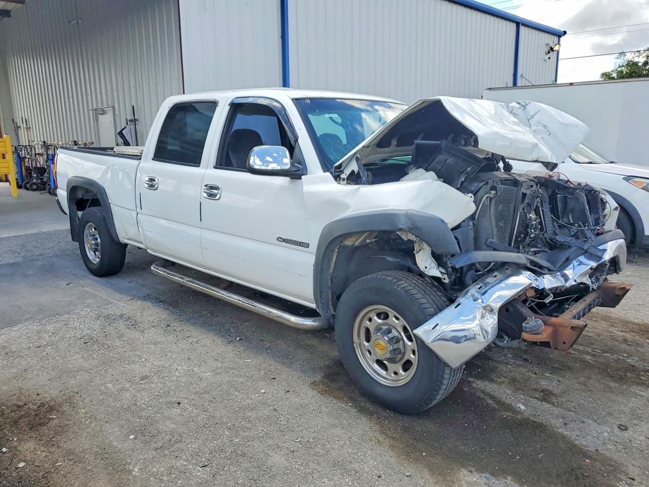 2001 Chevrolet Silverado C1500 Heavy Duty White vin: 1GCGC13U41F162657