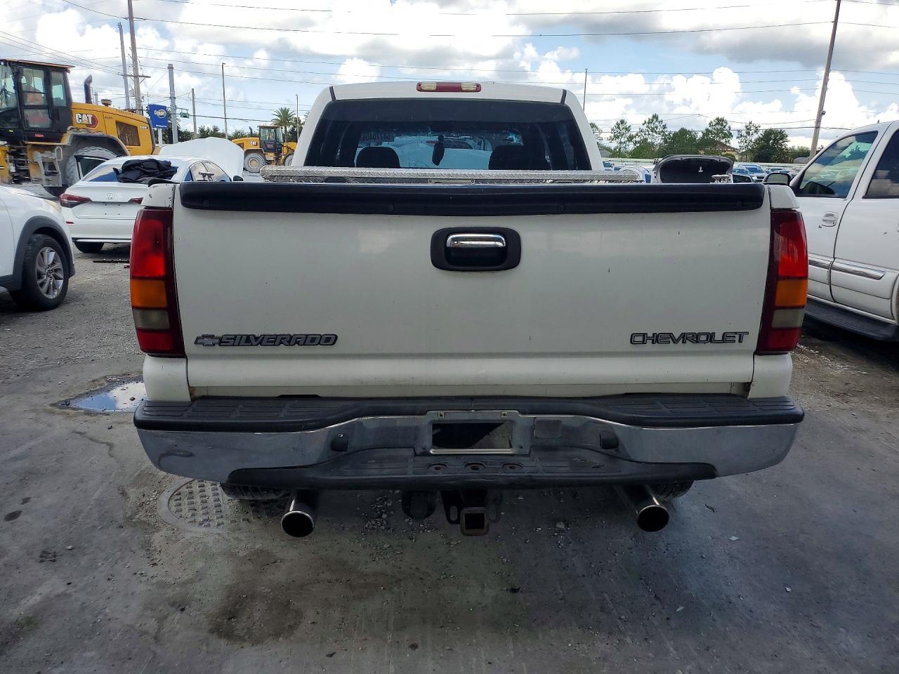 2001 Chevrolet Silverado C1500 Heavy Duty White vin: 1GCGC13U41F162657