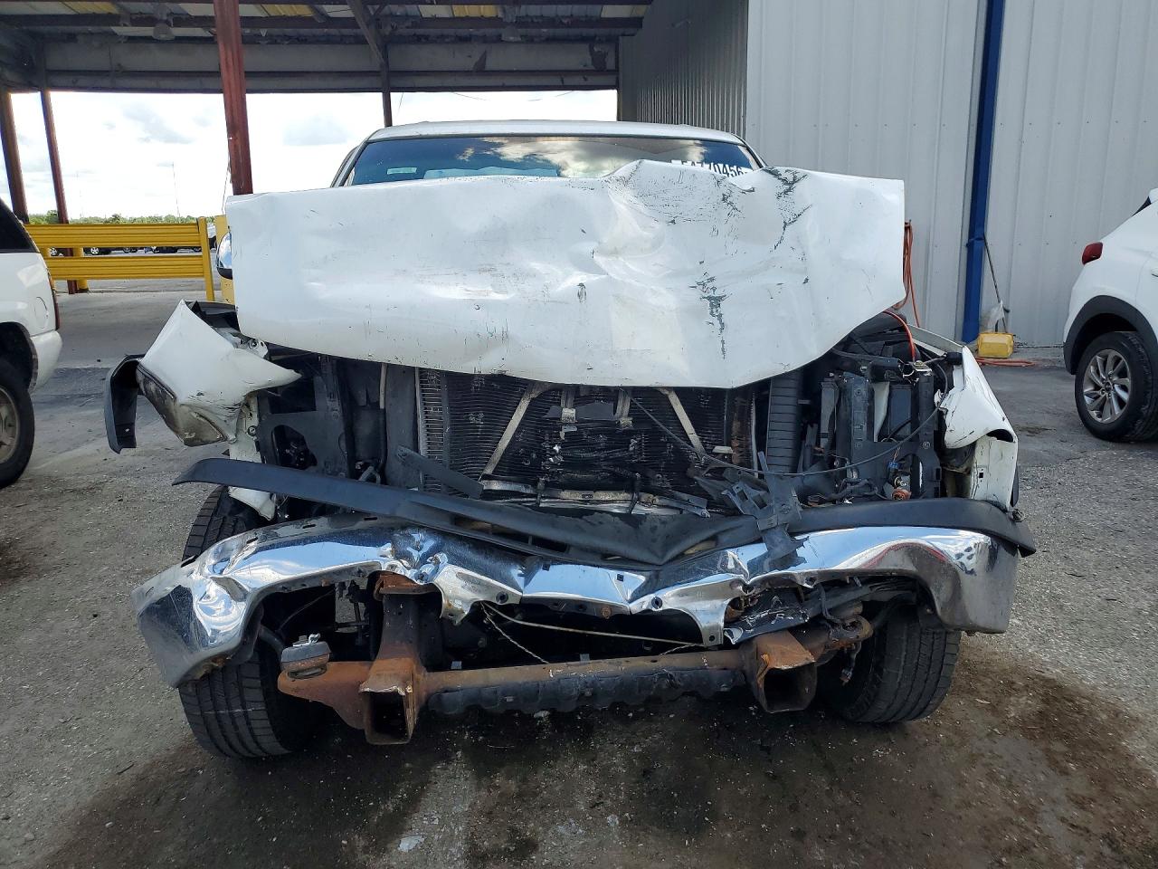 2001 Chevrolet Silverado C1500 Heavy Duty White vin: 1GCGC13U41F162657