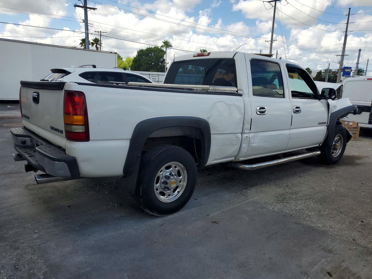 2001 Chevrolet Silverado C1500 Heavy Duty White vin: 1GCGC13U41F162657