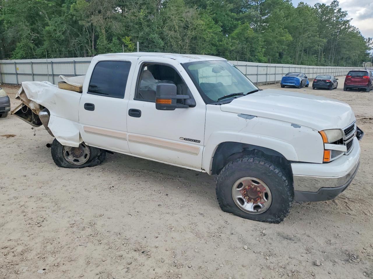 2006 Chevrolet Silverado C1500 Heavy Duty White vin: 1GCGC13U86F120032