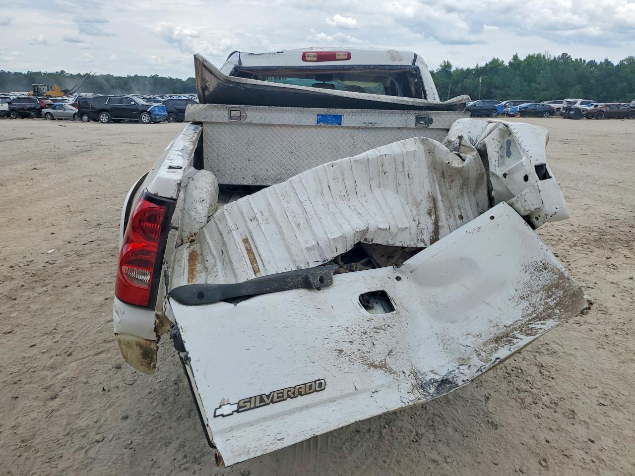 2006 Chevrolet Silverado C1500 Heavy Duty White vin: 1GCGC13U86F120032