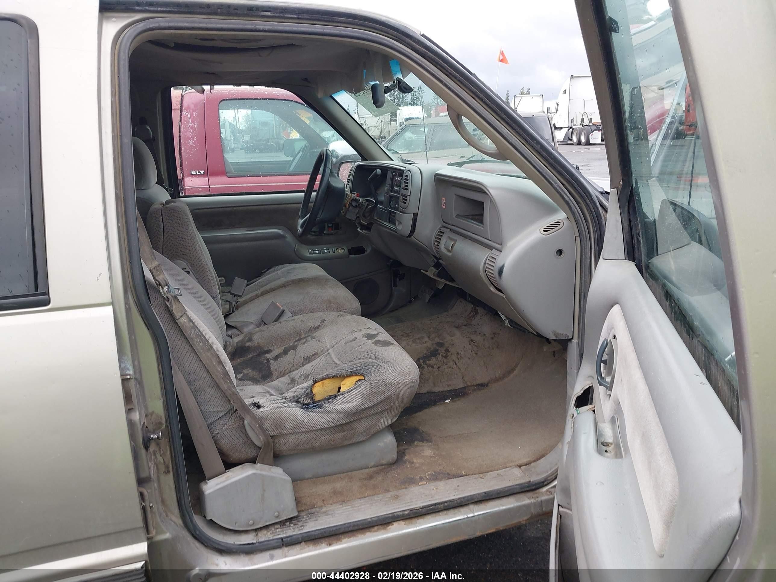 2000 Chevrolet C2500   Champagne vin: 1GCGC23R1YF406051