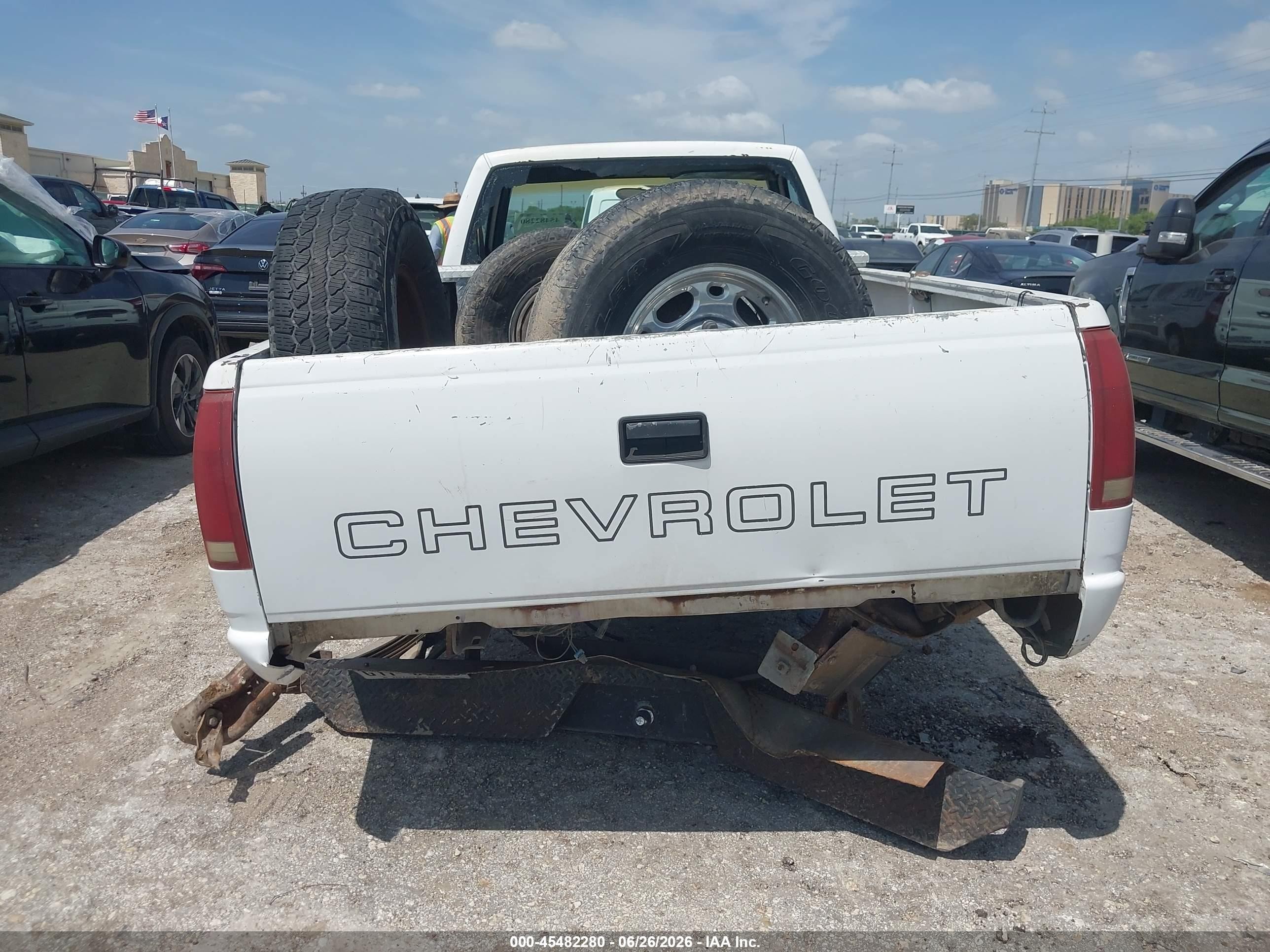 1990 Chevrolet Gmt-400 C2500 Белый vin: 1GCGC24K5LE145930