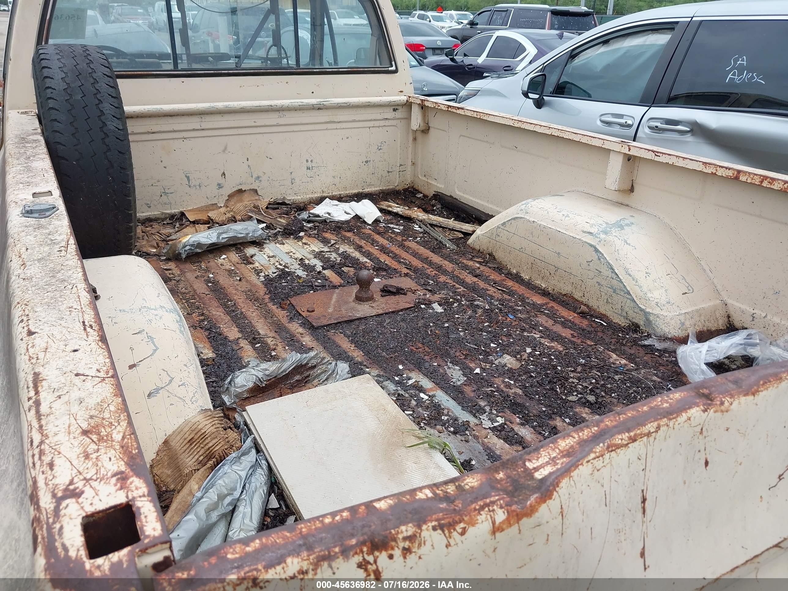 1985 Chevrolet C20   Желто-коричневый vin: 1GCGC24M1FS186742