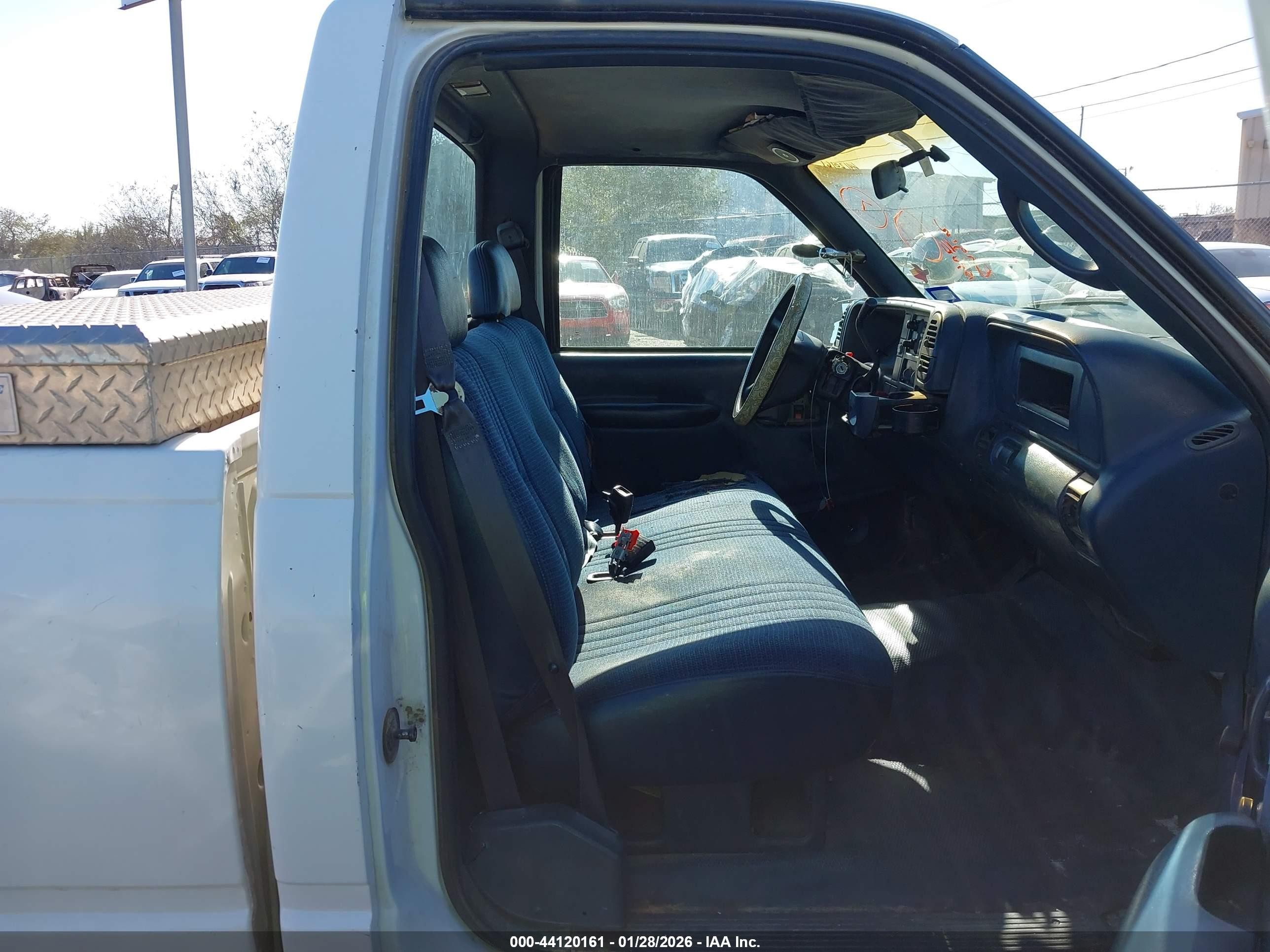 2000 Chevrolet C2500   Белый vin: 1GCGC24R0YR171624