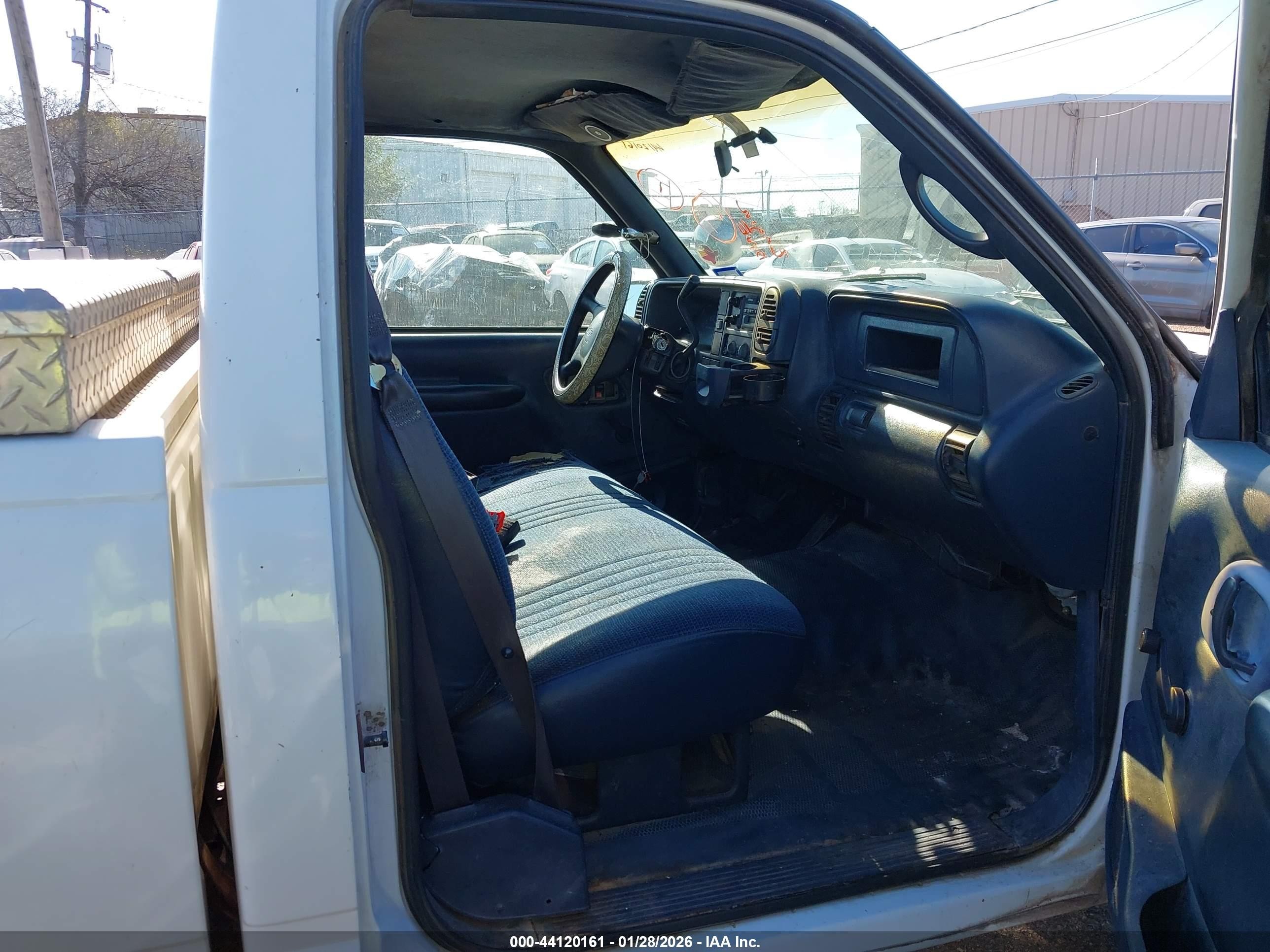 2000 Chevrolet C2500   Белый vin: 1GCGC24R0YR171624