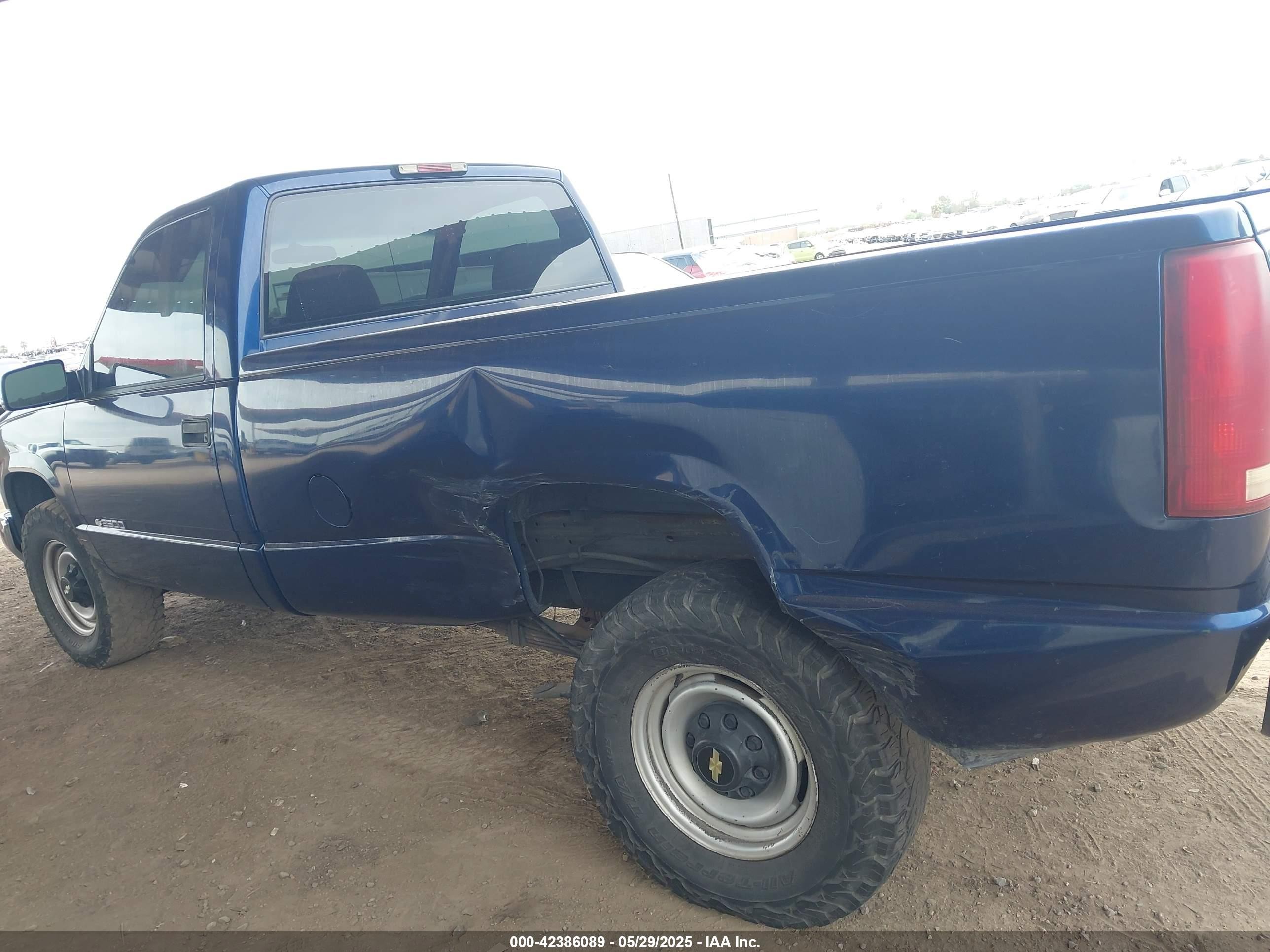 2000 Chevrolet Gmt-400   Blue vin: 1GCGC24R1YR112498