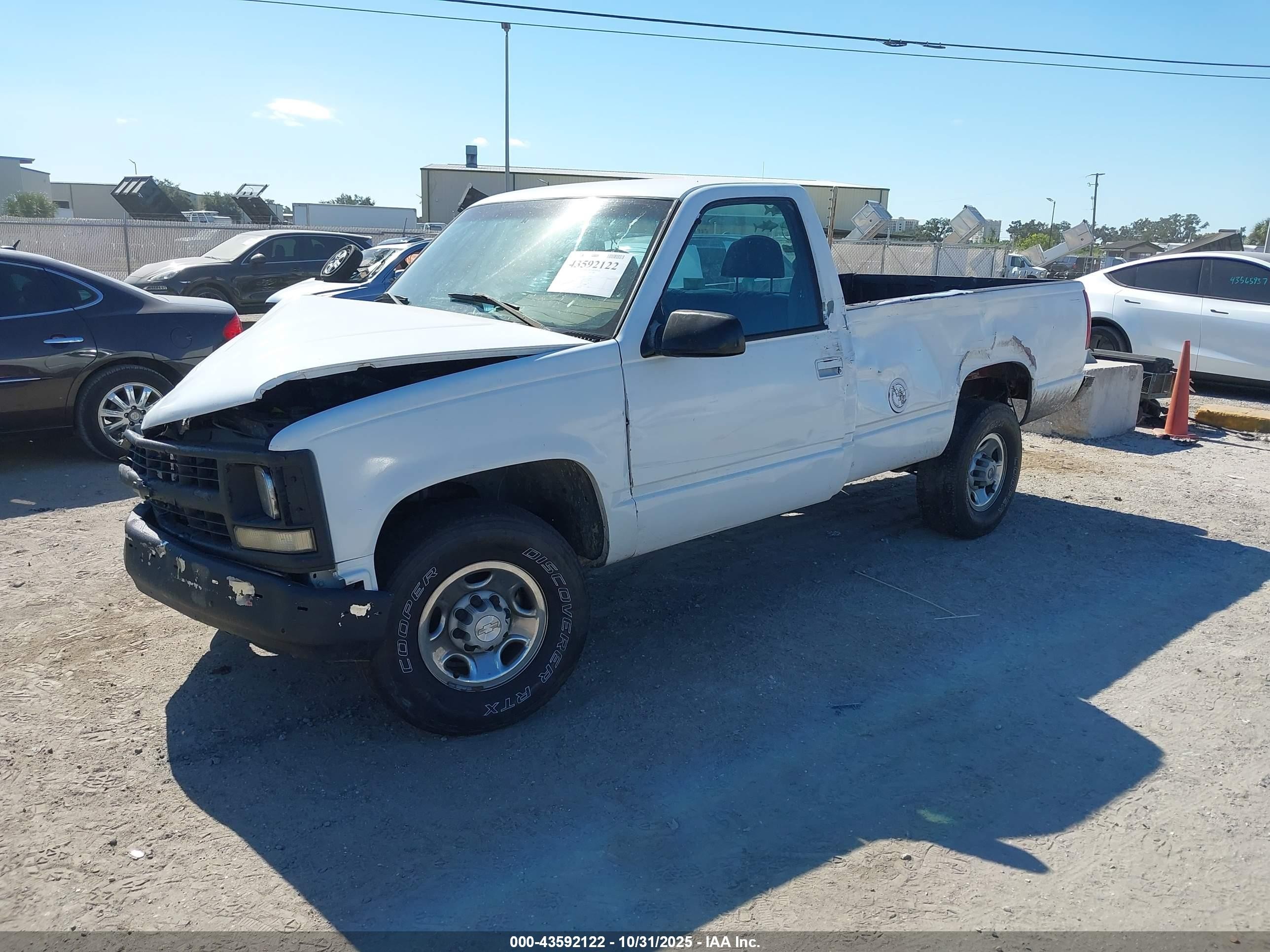 2000 Chevrolet C2500   White vin: 1GCGC24R4YR199409
