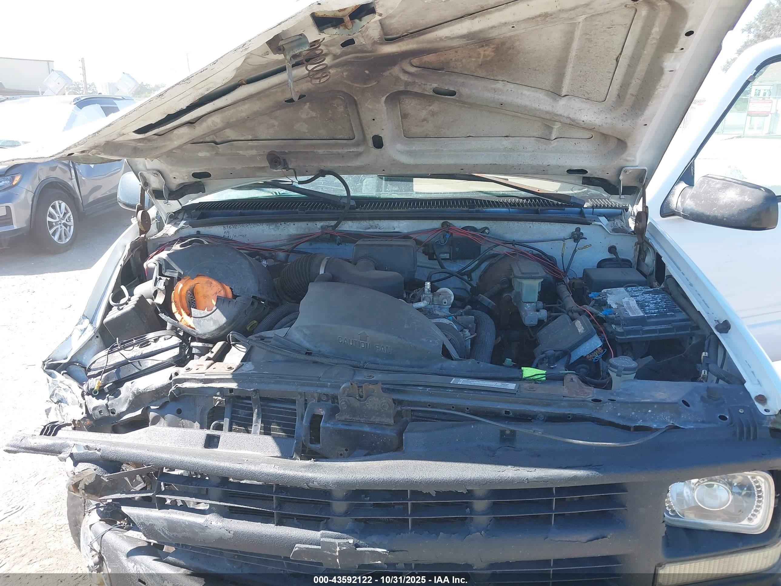 2000 Chevrolet C2500   White vin: 1GCGC24R4YR199409