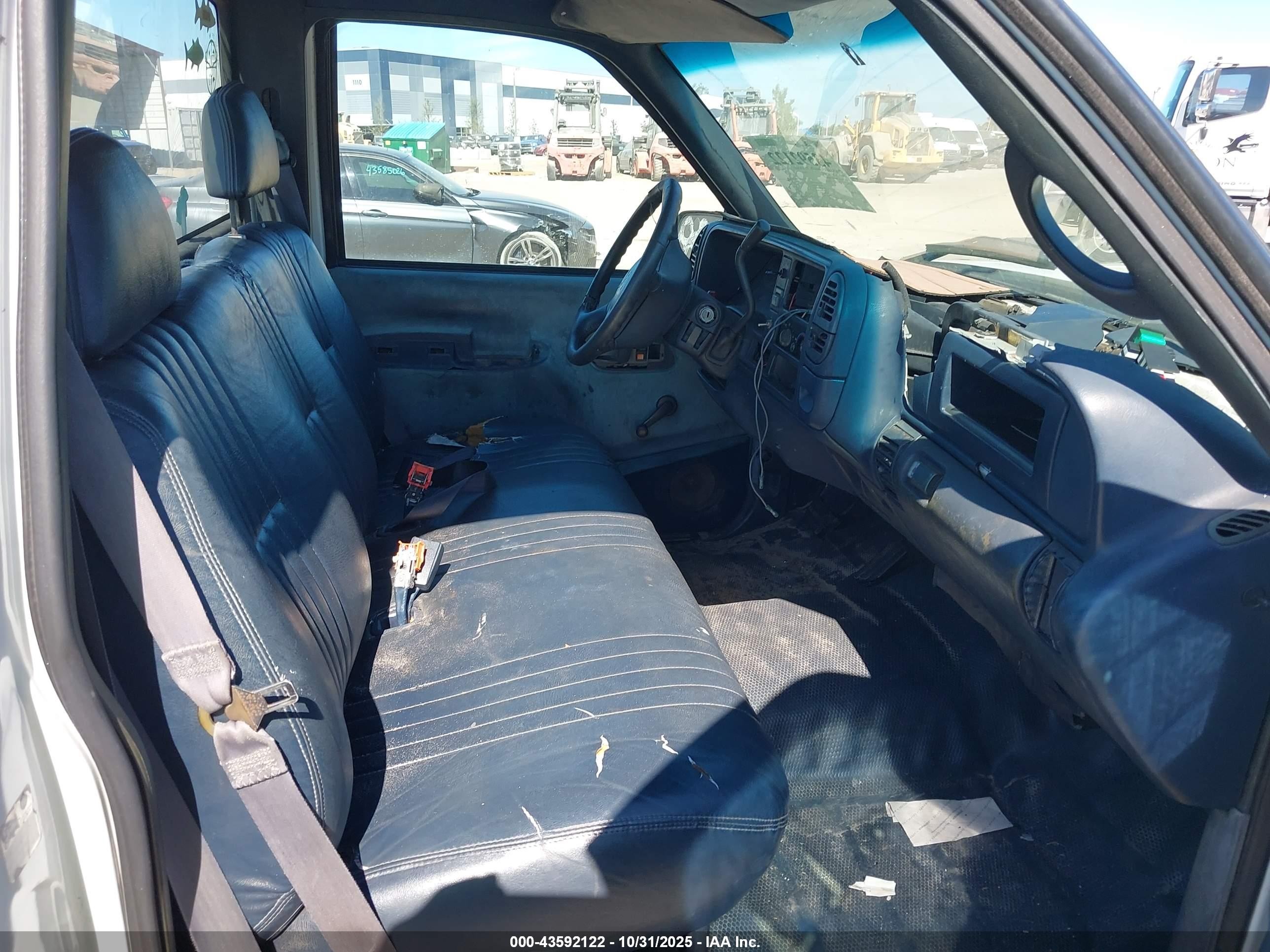 2000 Chevrolet C2500   White vin: 1GCGC24R4YR199409