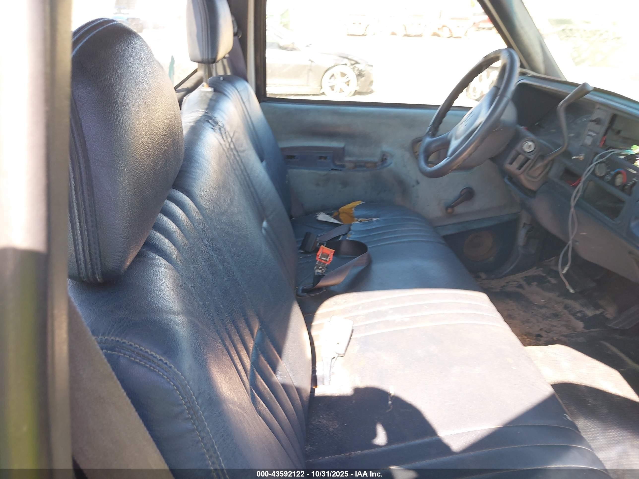 2000 Chevrolet C2500   White vin: 1GCGC24R4YR199409