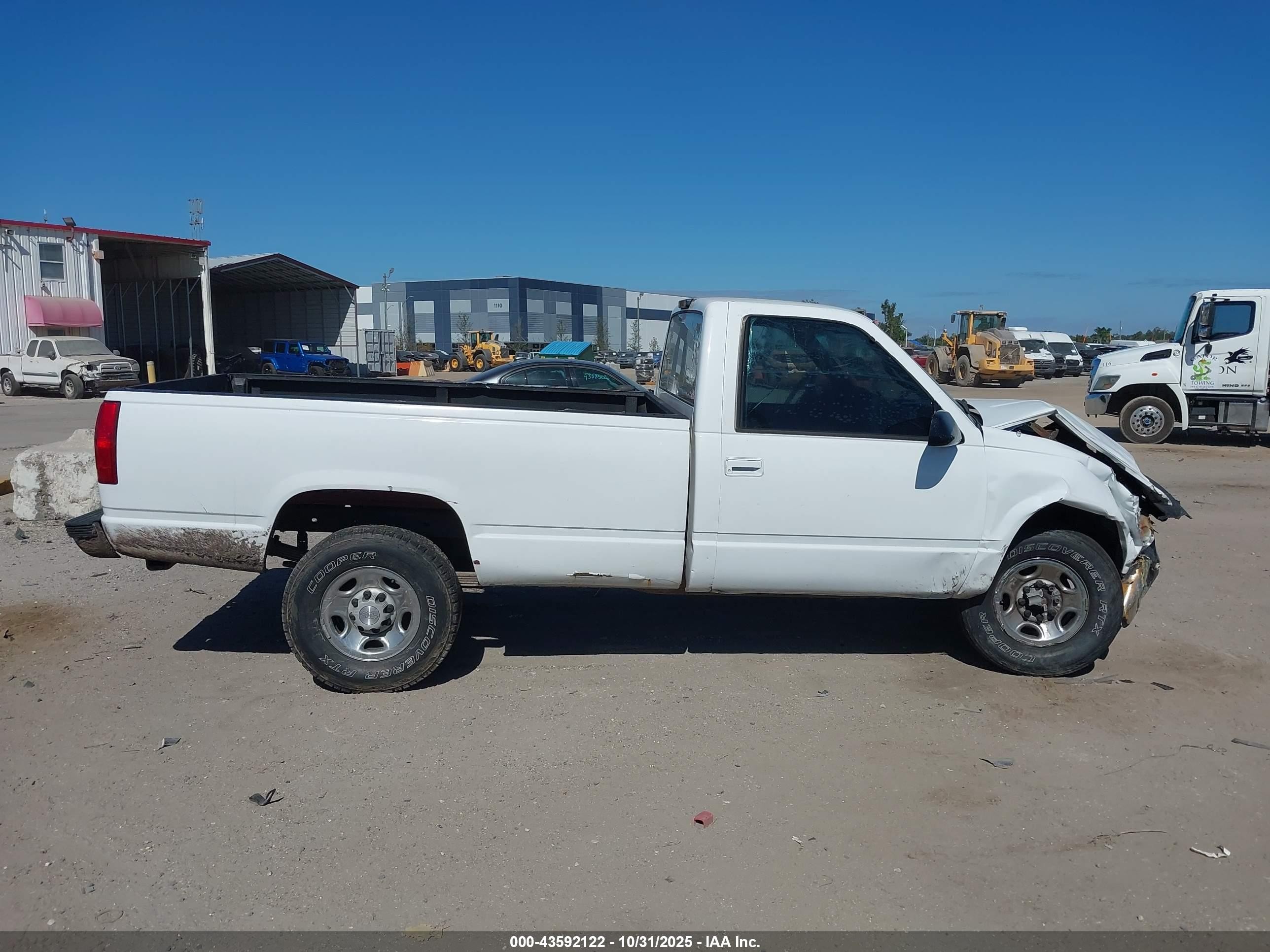 2000 Chevrolet C2500   White vin: 1GCGC24R4YR199409
