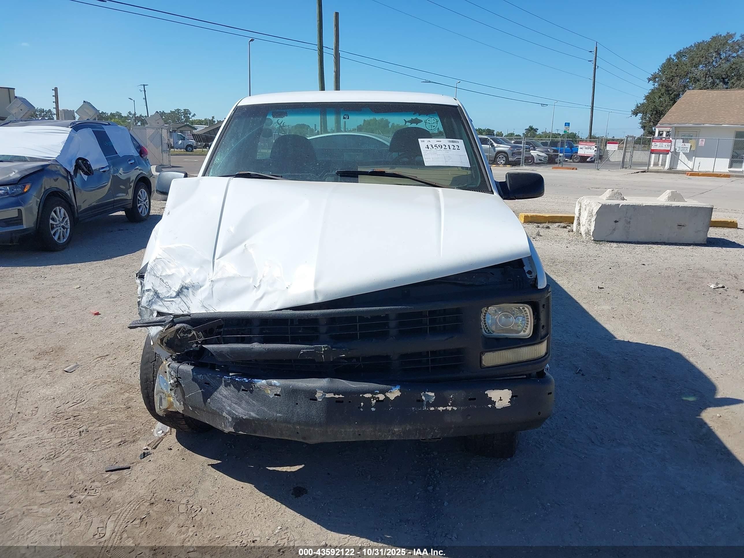 2000 Chevrolet C2500   White vin: 1GCGC24R4YR199409