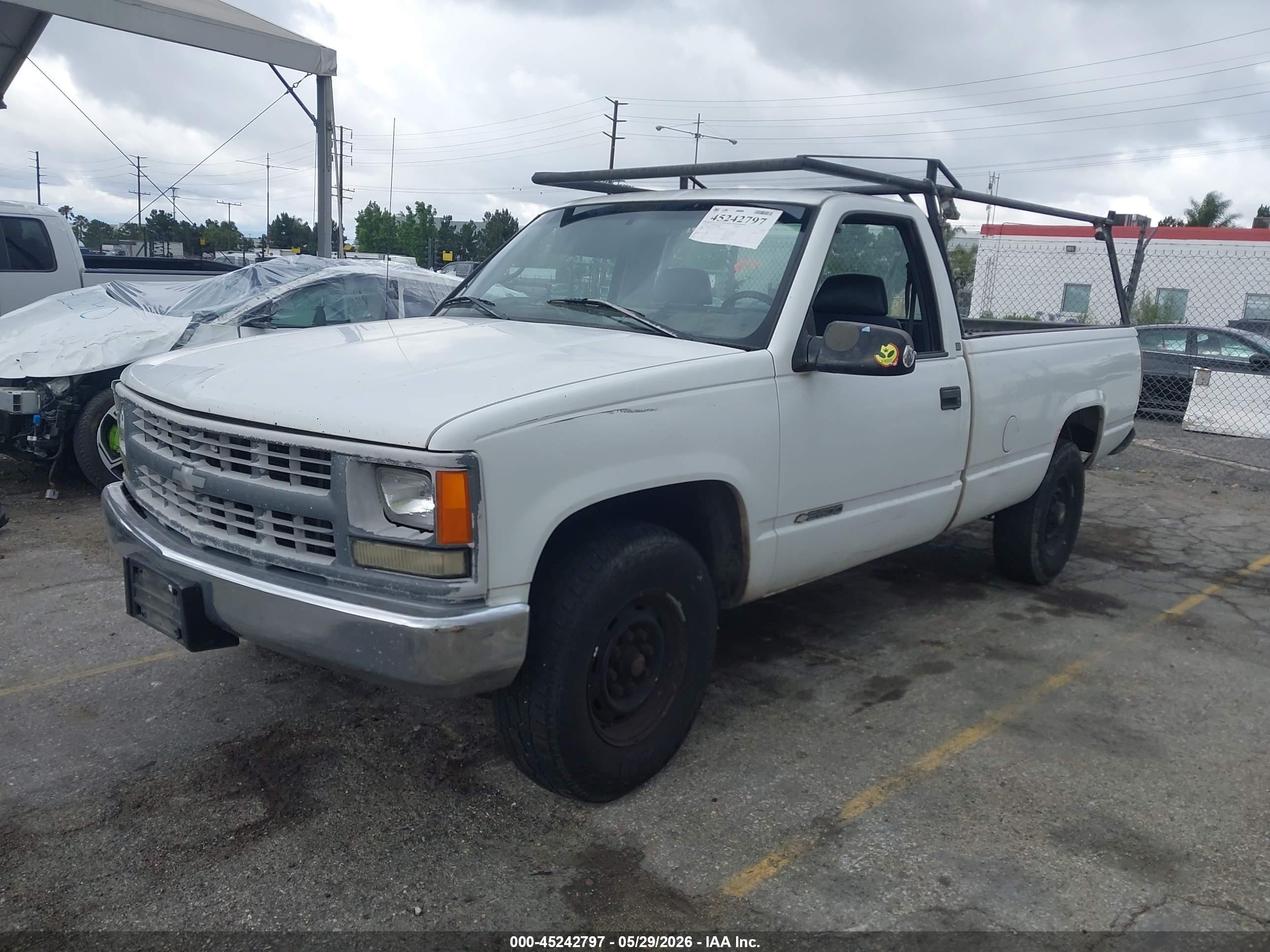 1998 Chevrolet C2500 Fleetside White vin: 1GCGC24R6WZ113496