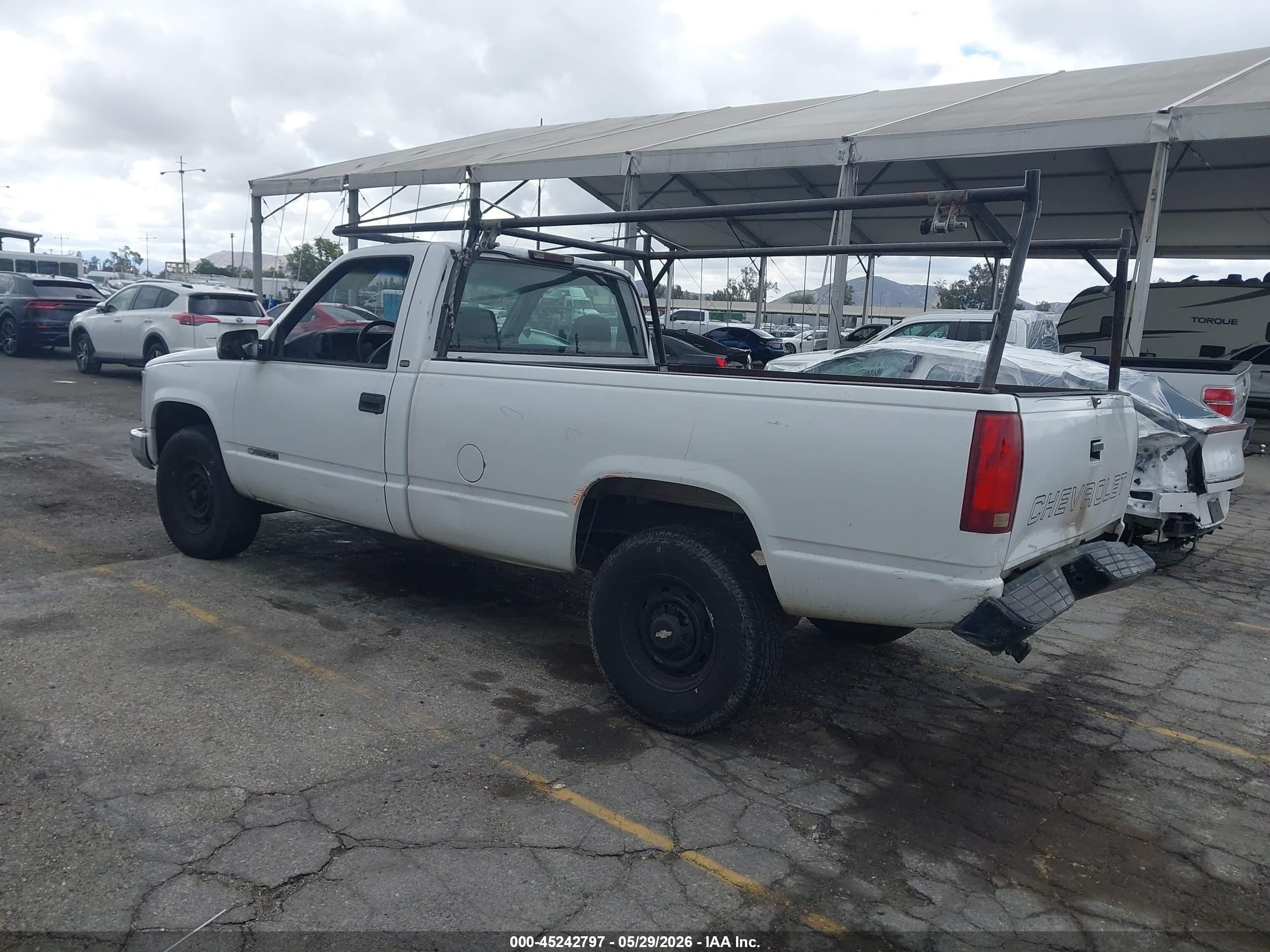 1998 Chevrolet C2500 Fleetside White vin: 1GCGC24R6WZ113496