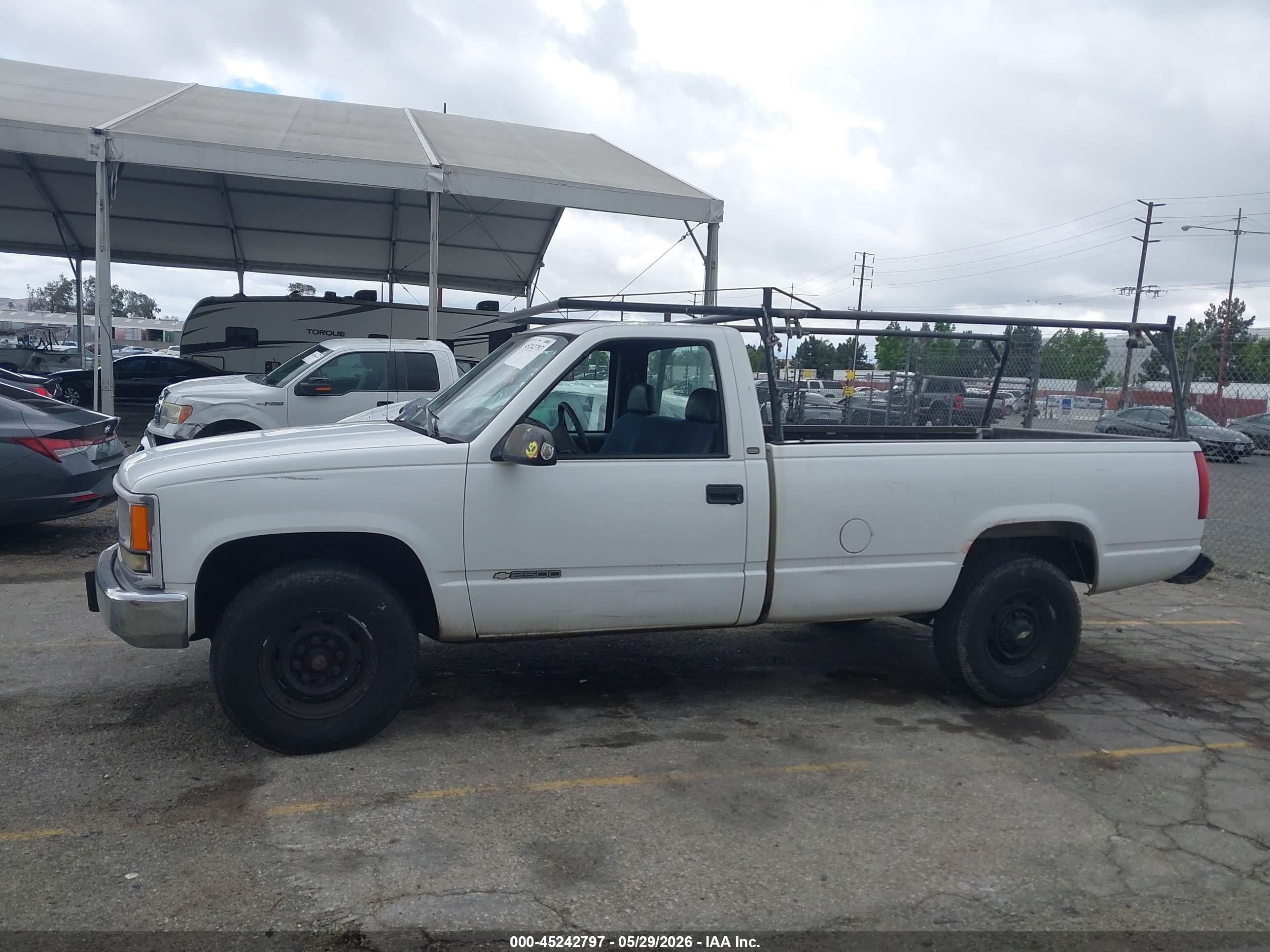 1998 Chevrolet C2500 Fleetside White vin: 1GCGC24R6WZ113496