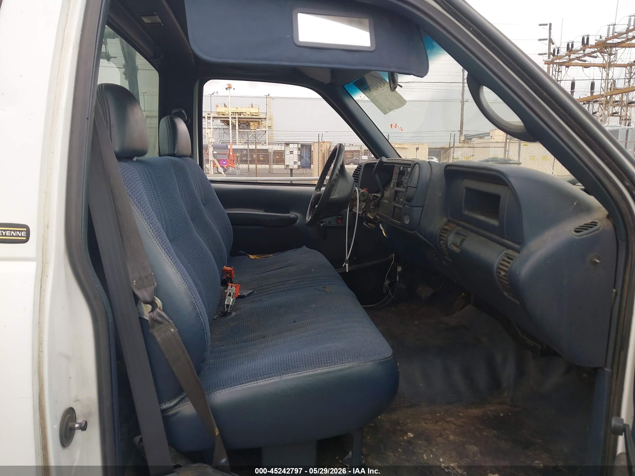 1998 Chevrolet C2500 Fleetside White vin: 1GCGC24R6WZ113496