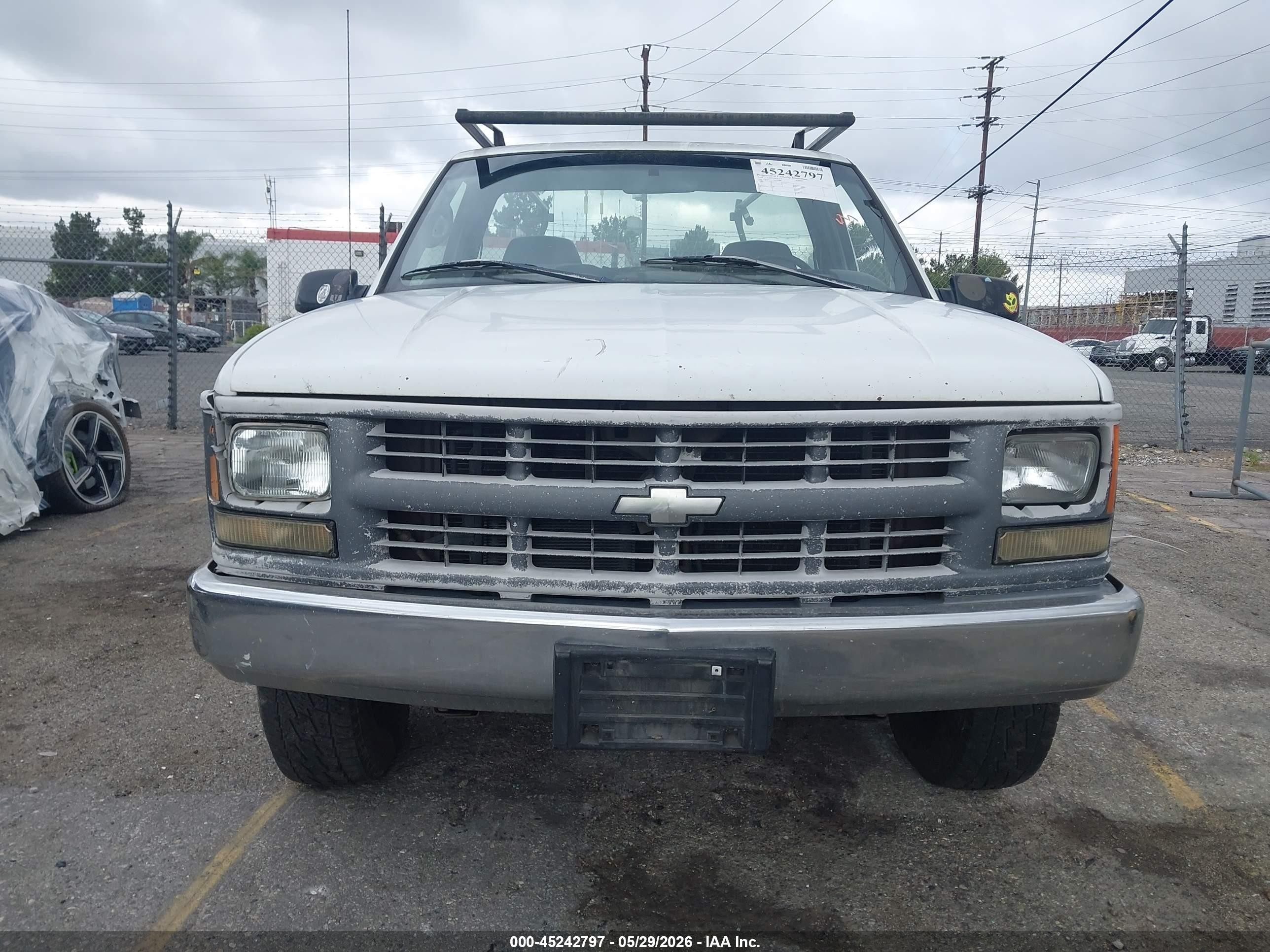 1998 Chevrolet C2500 Fleetside White vin: 1GCGC24R6WZ113496