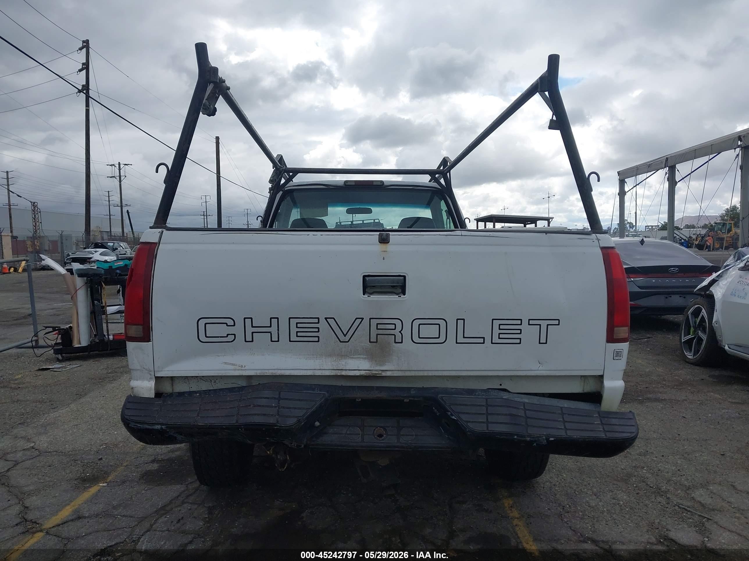 1998 Chevrolet C2500 Fleetside White vin: 1GCGC24R6WZ113496