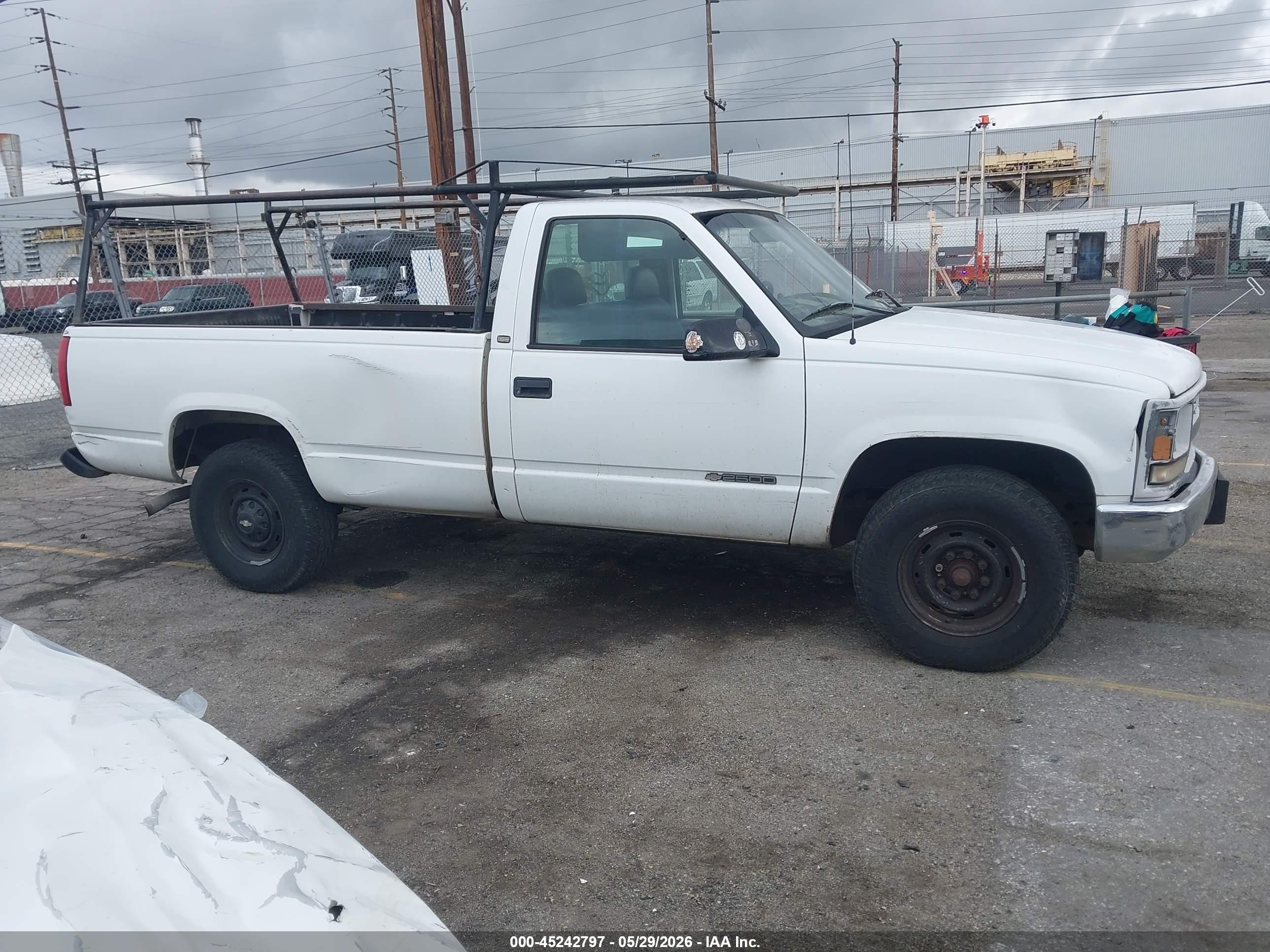 1998 Chevrolet C2500 Fleetside White vin: 1GCGC24R6WZ113496