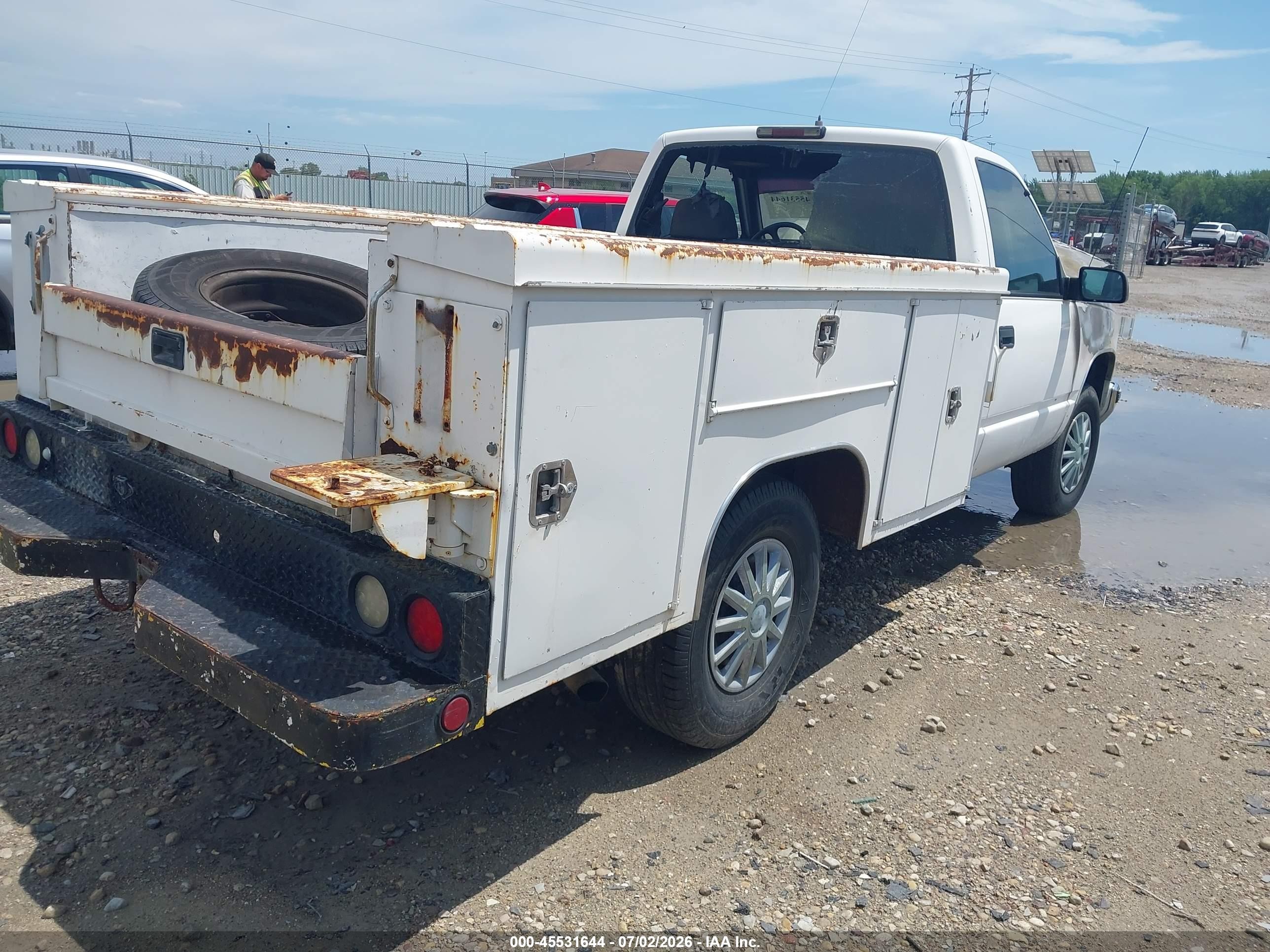 2000 Chevrolet C2500   White vin: 1GCGC24R8YF503472