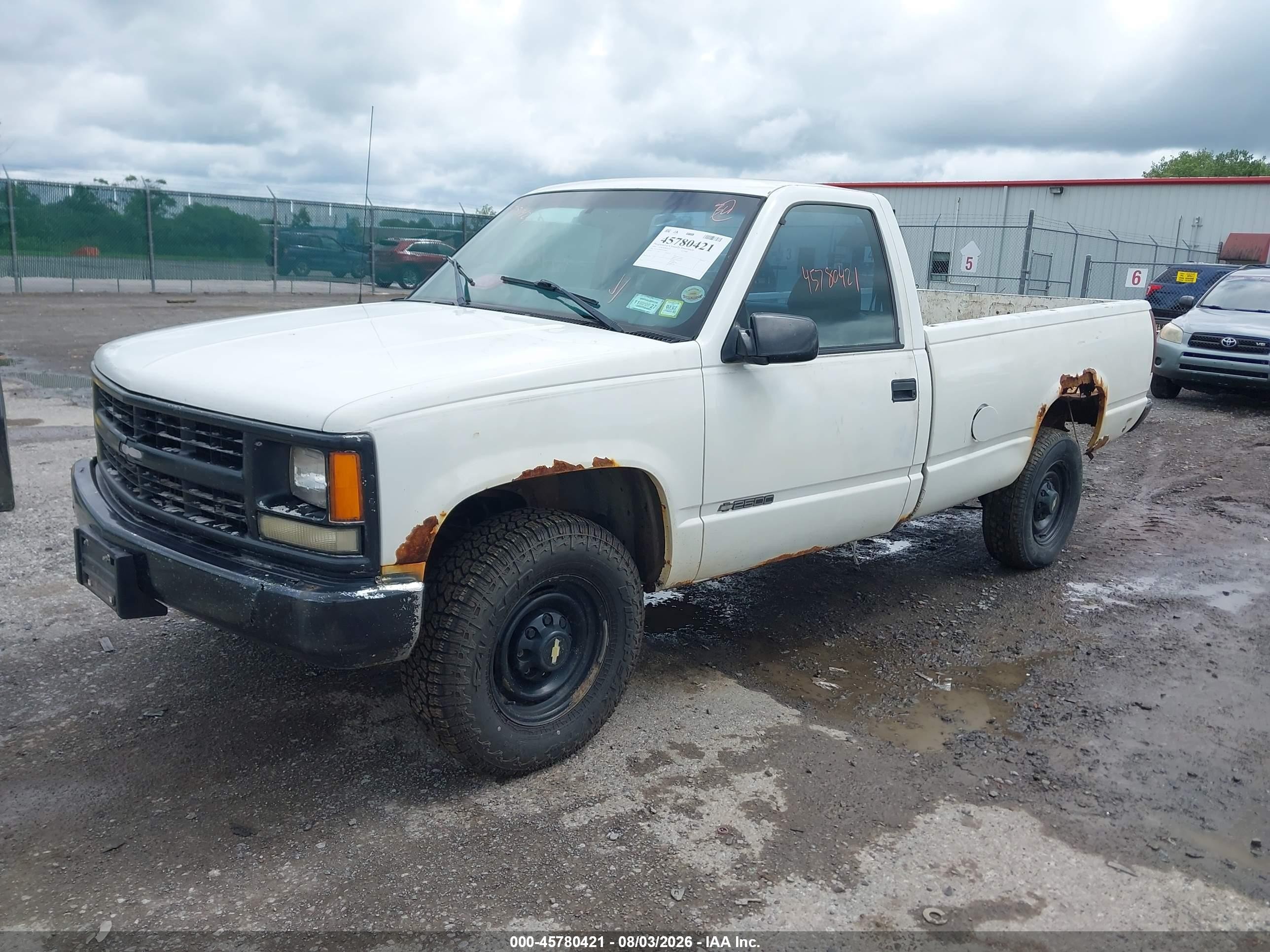 2000 Chevrolet C2500   White vin: 1GCGC24R8YF516805