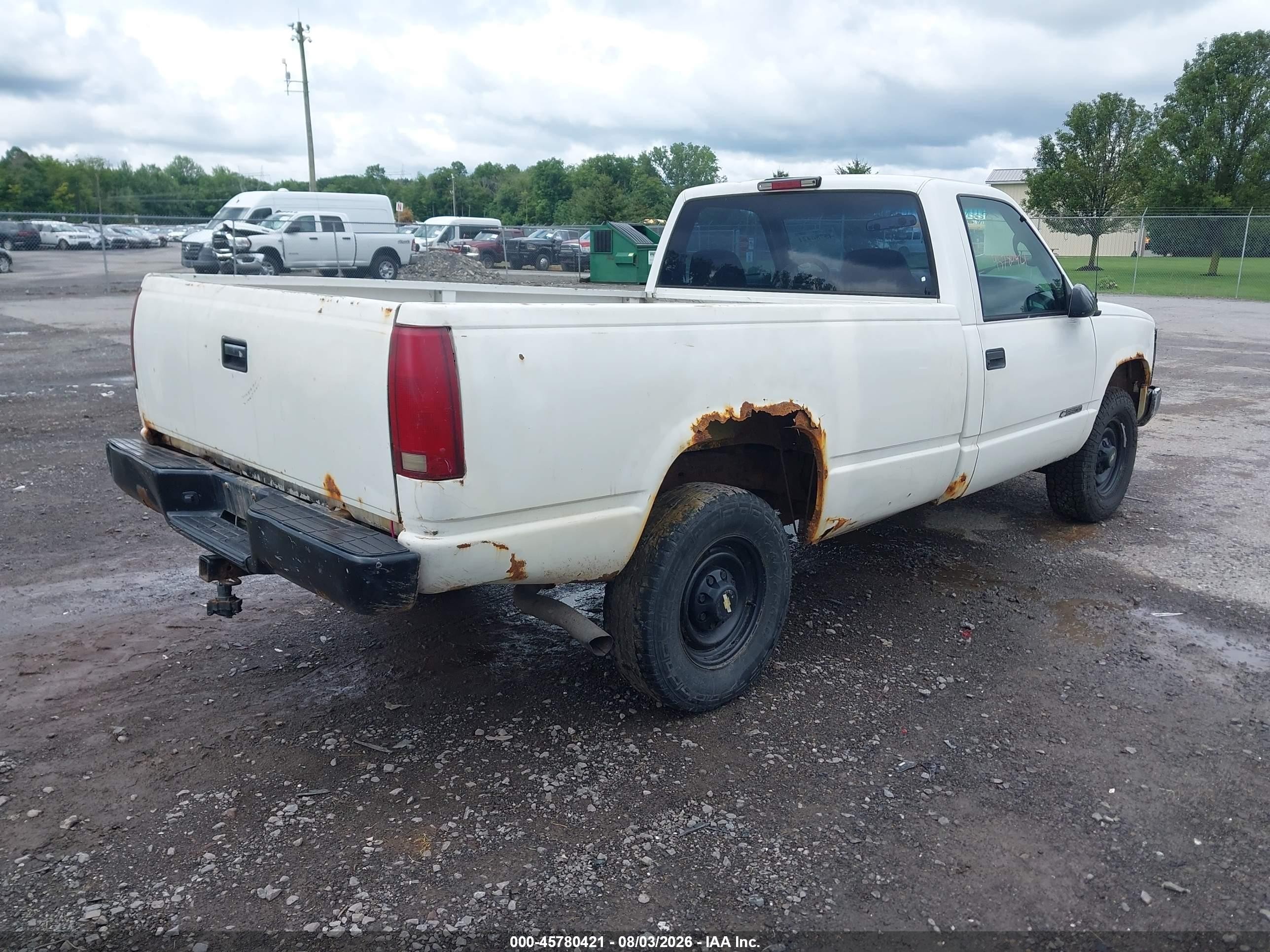 2000 Chevrolet C2500   White vin: 1GCGC24R8YF516805