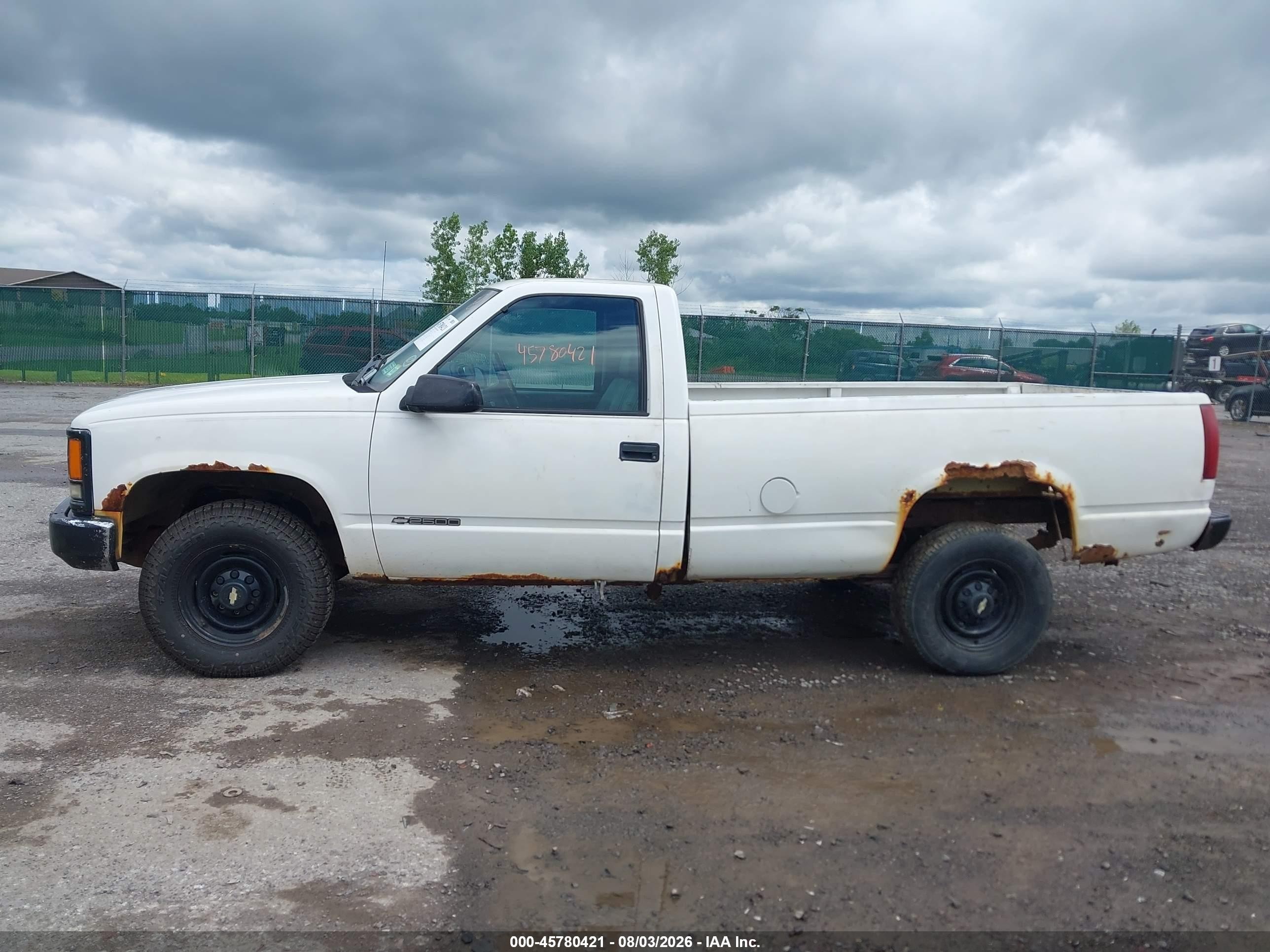 2000 Chevrolet C2500   White vin: 1GCGC24R8YF516805