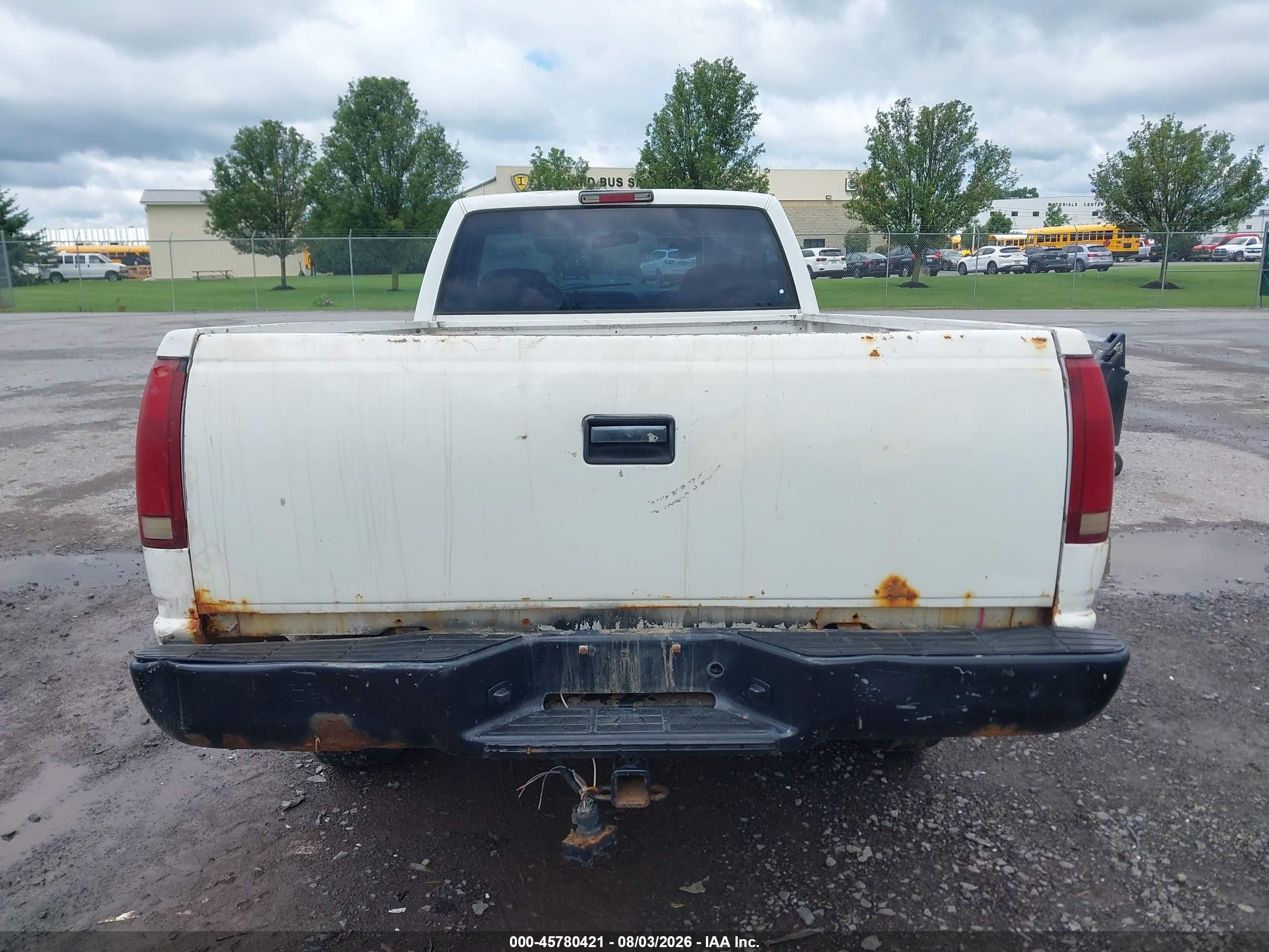 2000 Chevrolet C2500   White vin: 1GCGC24R8YF516805