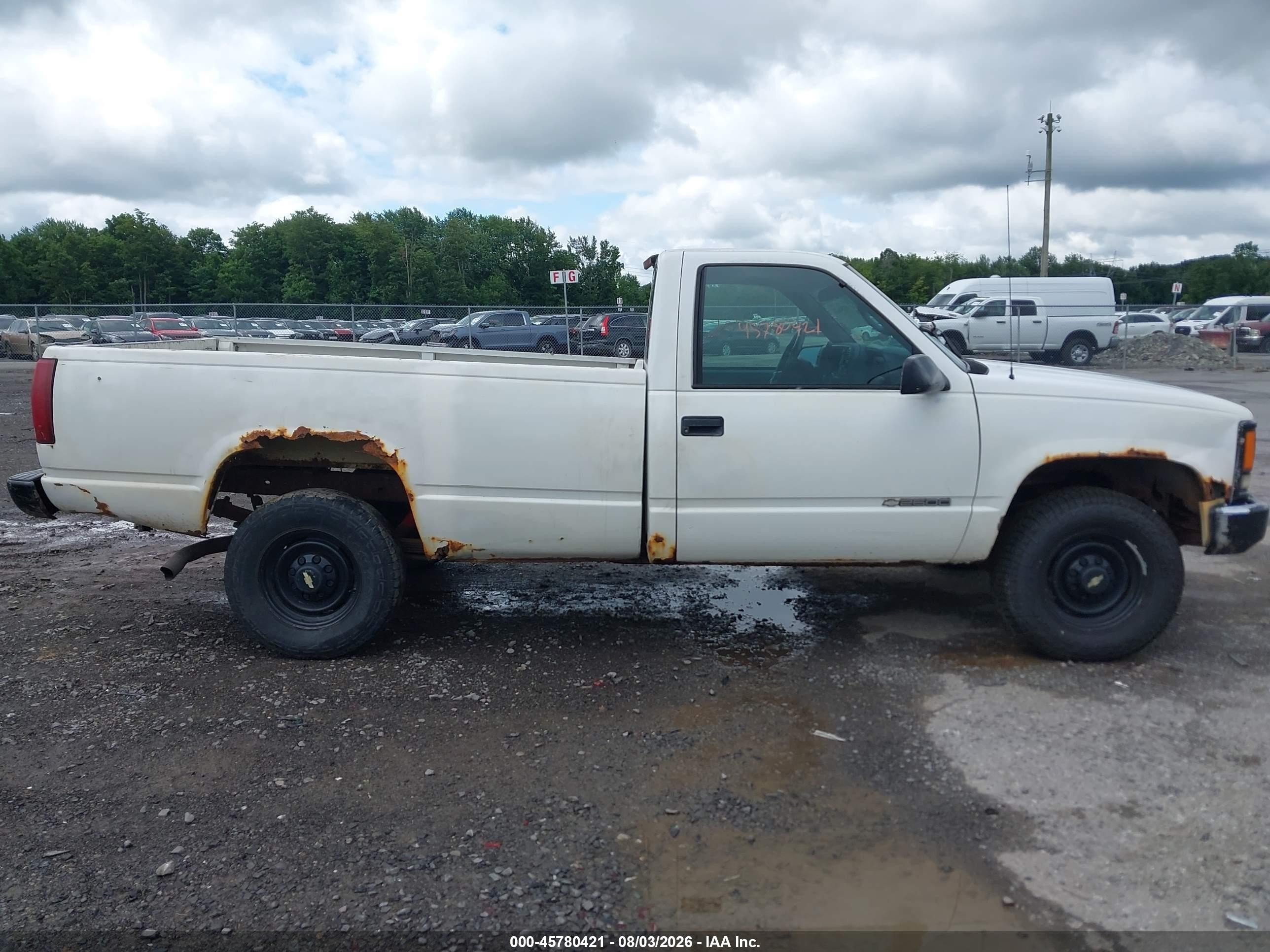 2000 Chevrolet C2500   White vin: 1GCGC24R8YF516805