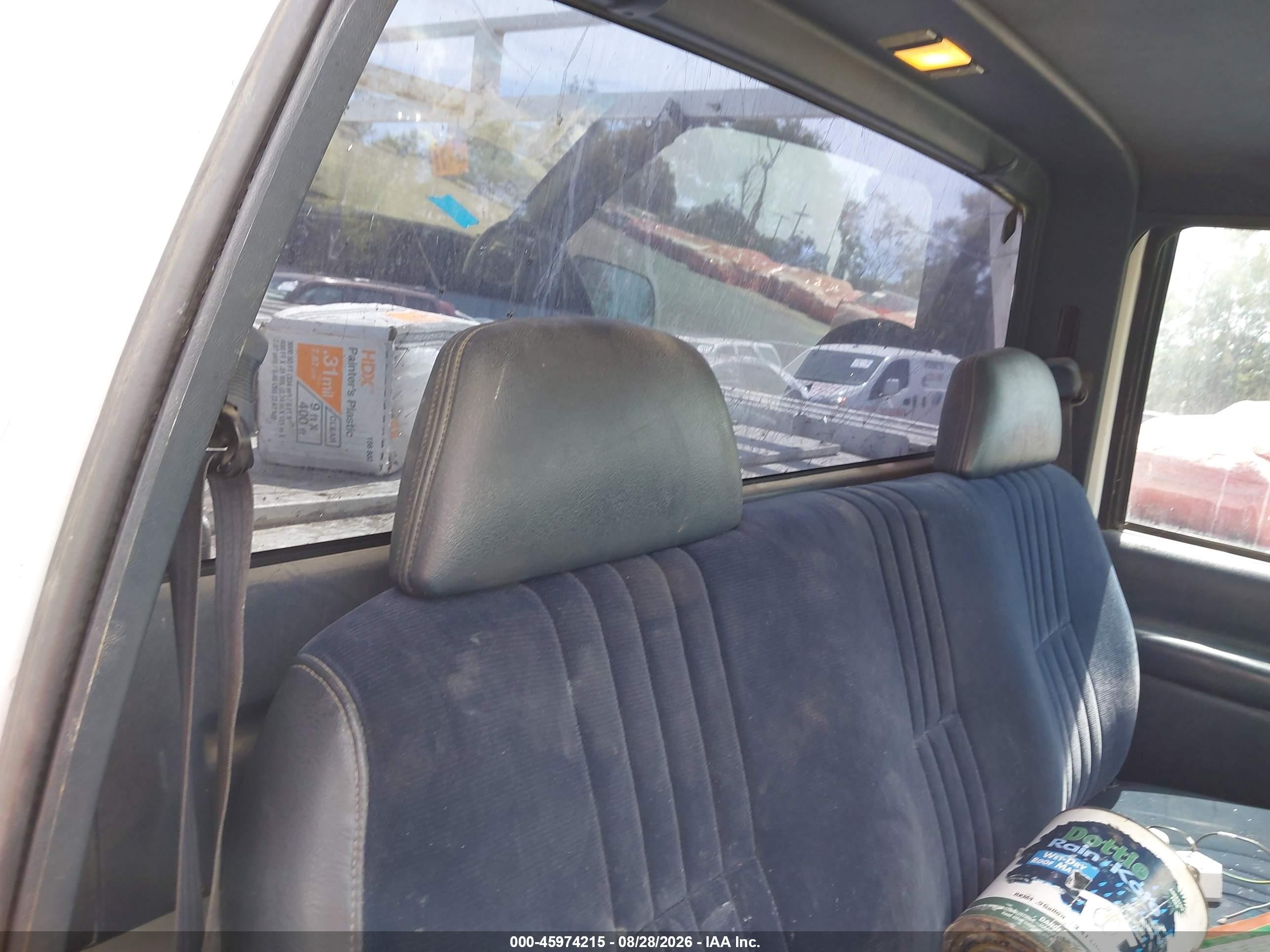 2000 Chevrolet C2500   White vin: 1GCGC24R9YF501469
