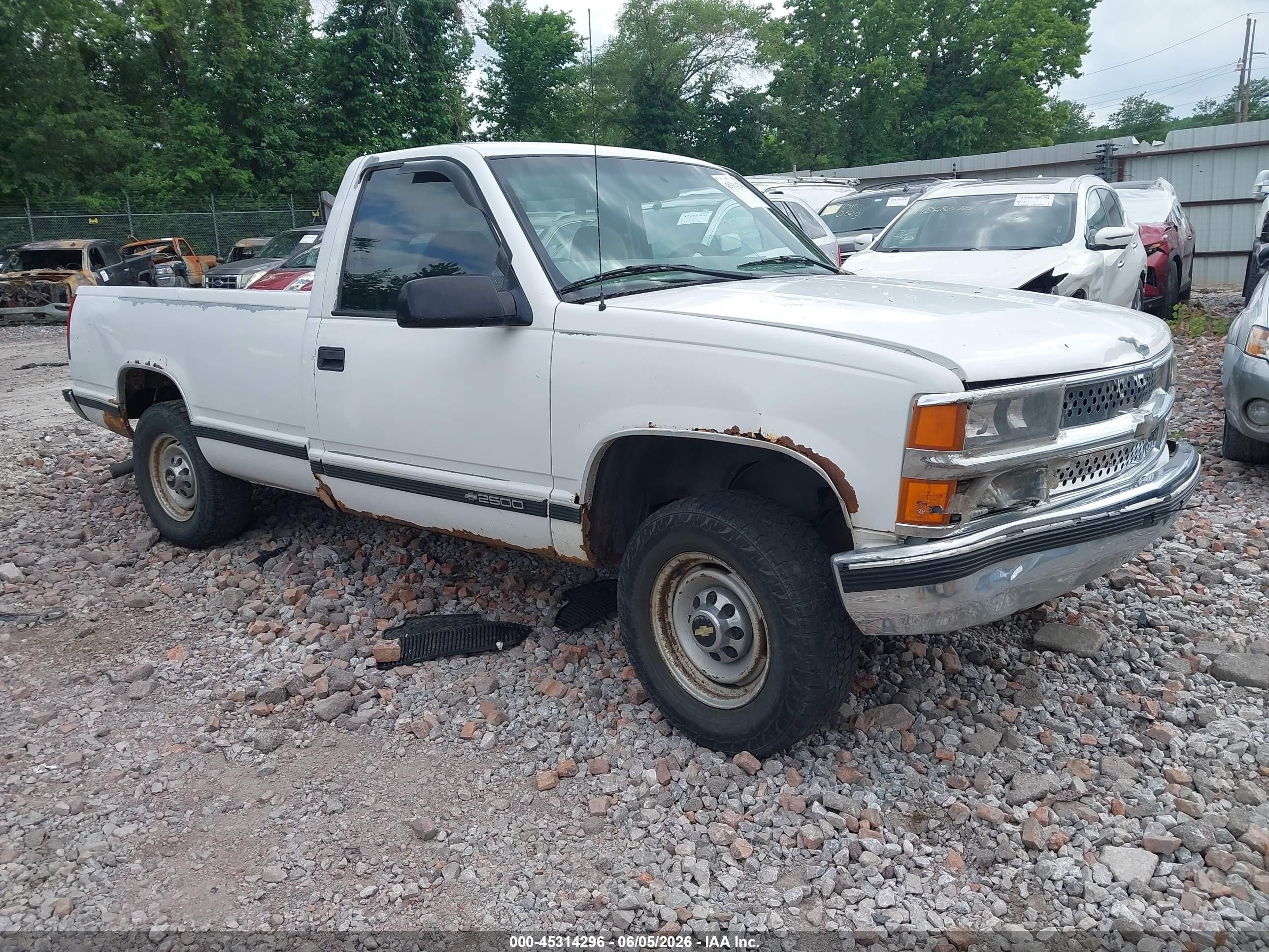 2000 Chevrolet C2500   White vin: 1GCGC24R9YR182217