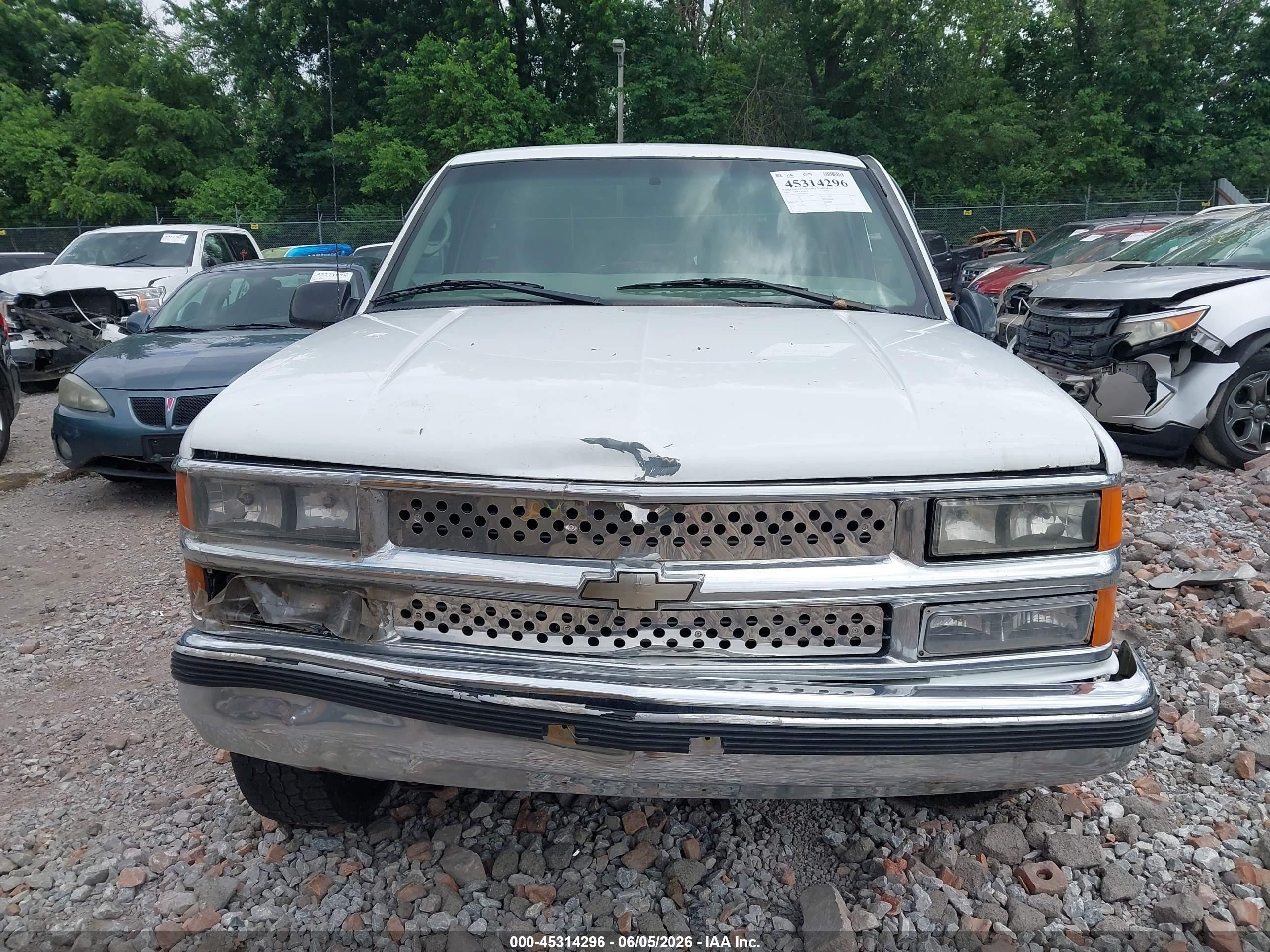 2000 Chevrolet C2500   White vin: 1GCGC24R9YR182217